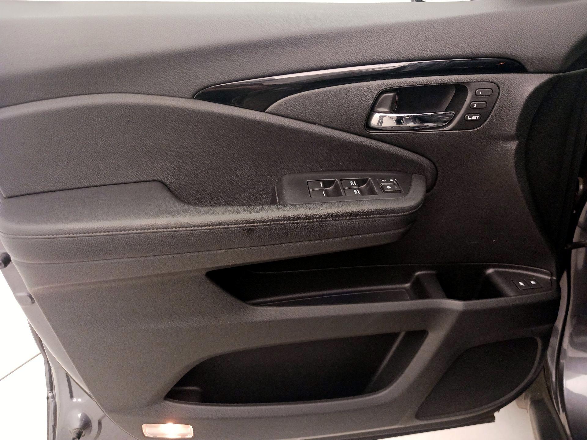 Thumbnail: 2019 Honda Pilot - 12