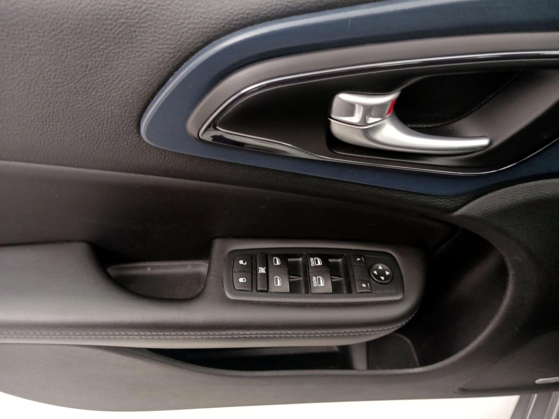 Thumbnail: 2015 Chrysler 200 - 12