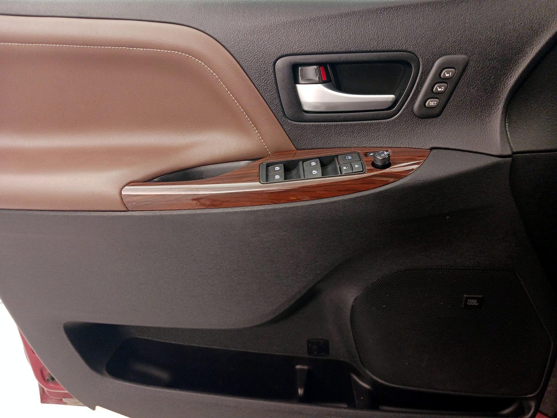 Thumbnail: 2015 Toyota Sienna - 12