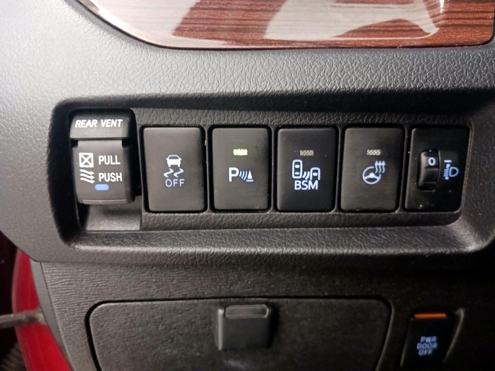 Thumbnail: 2015 Toyota Sienna - 13