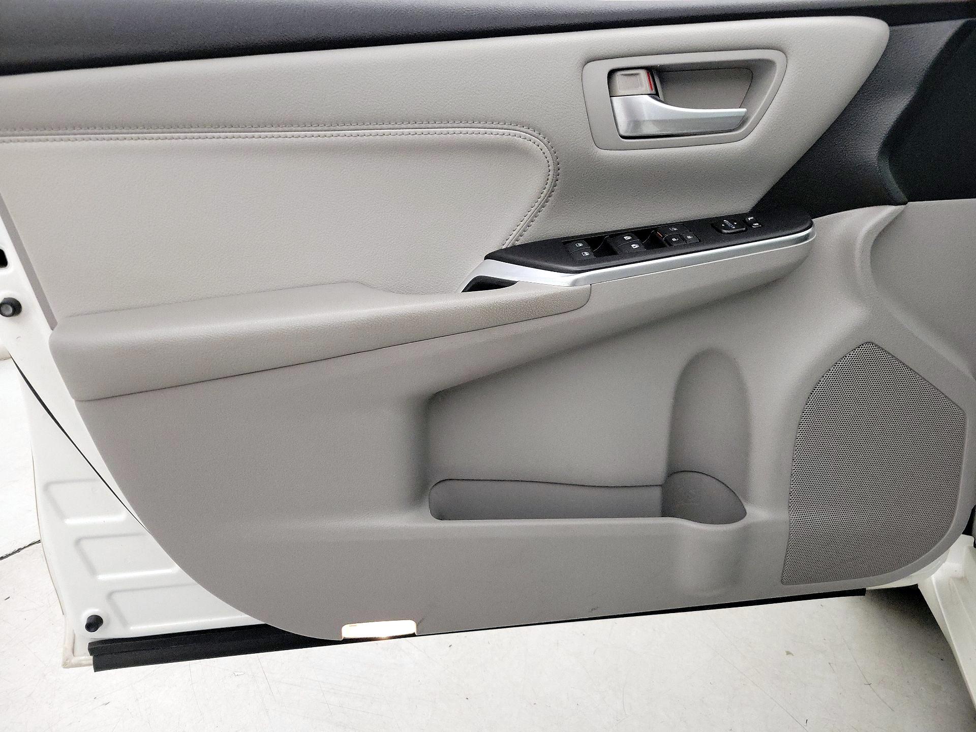 Thumbnail: 2016 Toyota Camry - 12
