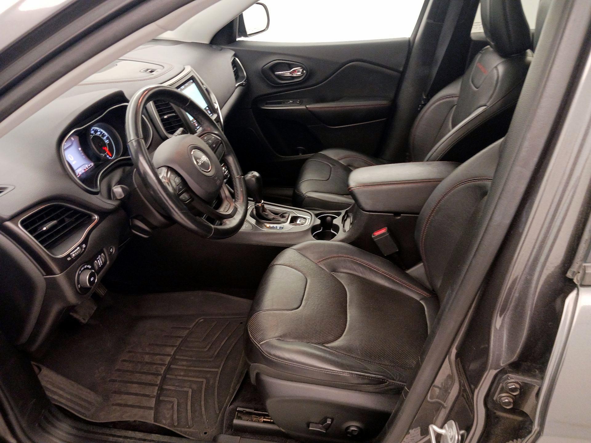 Thumbnail: 2019 Jeep Cherokee - 11