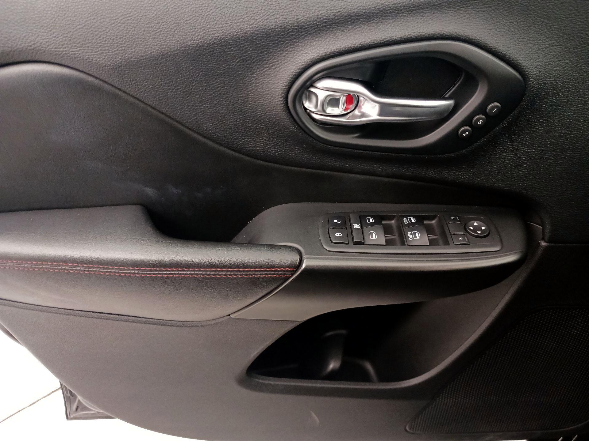 Thumbnail: 2019 Jeep Cherokee - 12