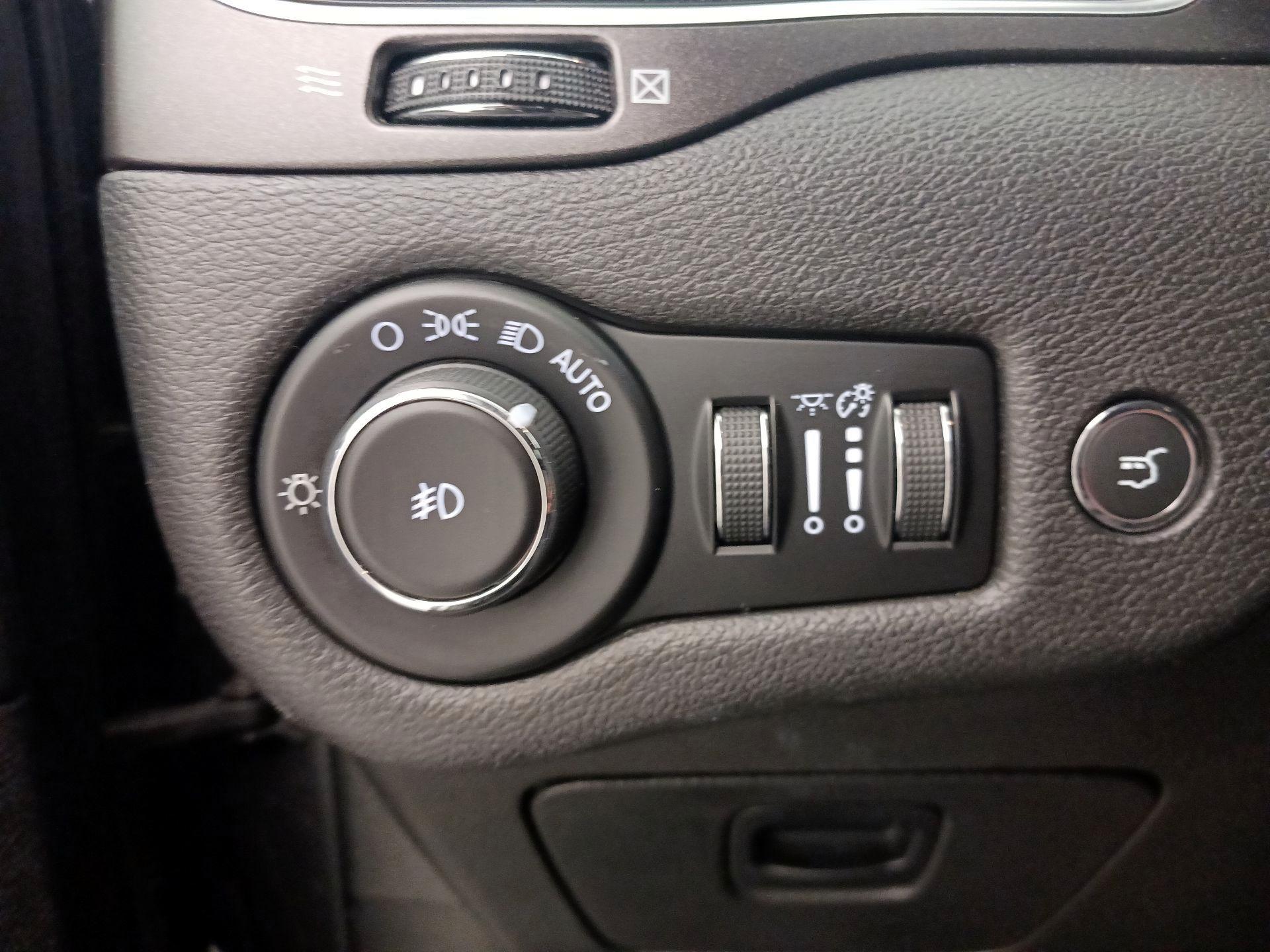 Thumbnail: 2019 Jeep Cherokee - 13