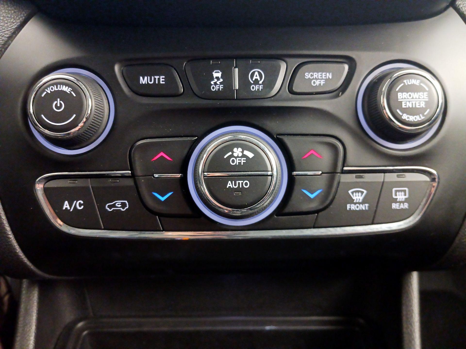 Thumbnail: 2019 Jeep Cherokee - 17