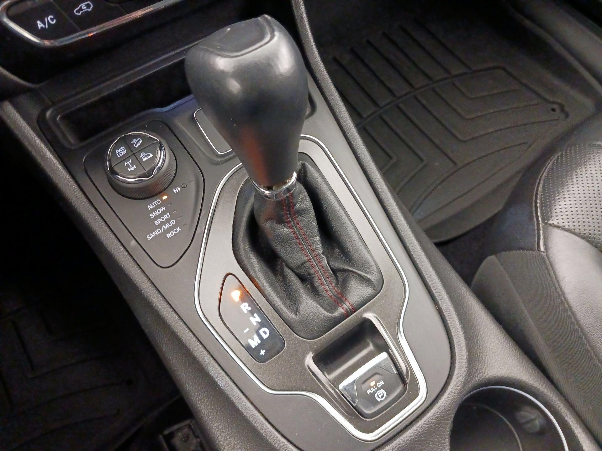 Thumbnail: 2019 Jeep Cherokee - 18