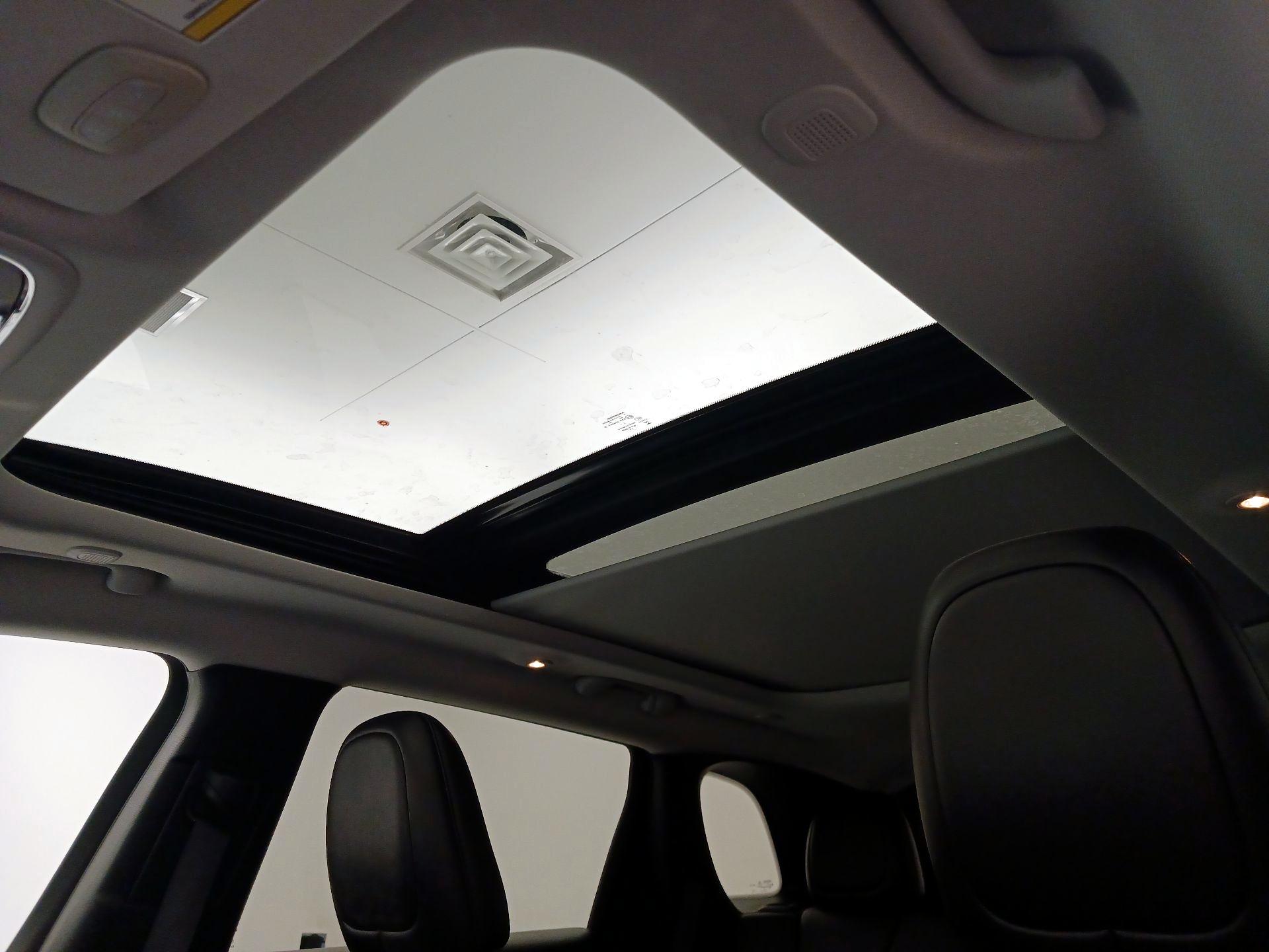 Thumbnail: 2019 Jeep Cherokee - 20