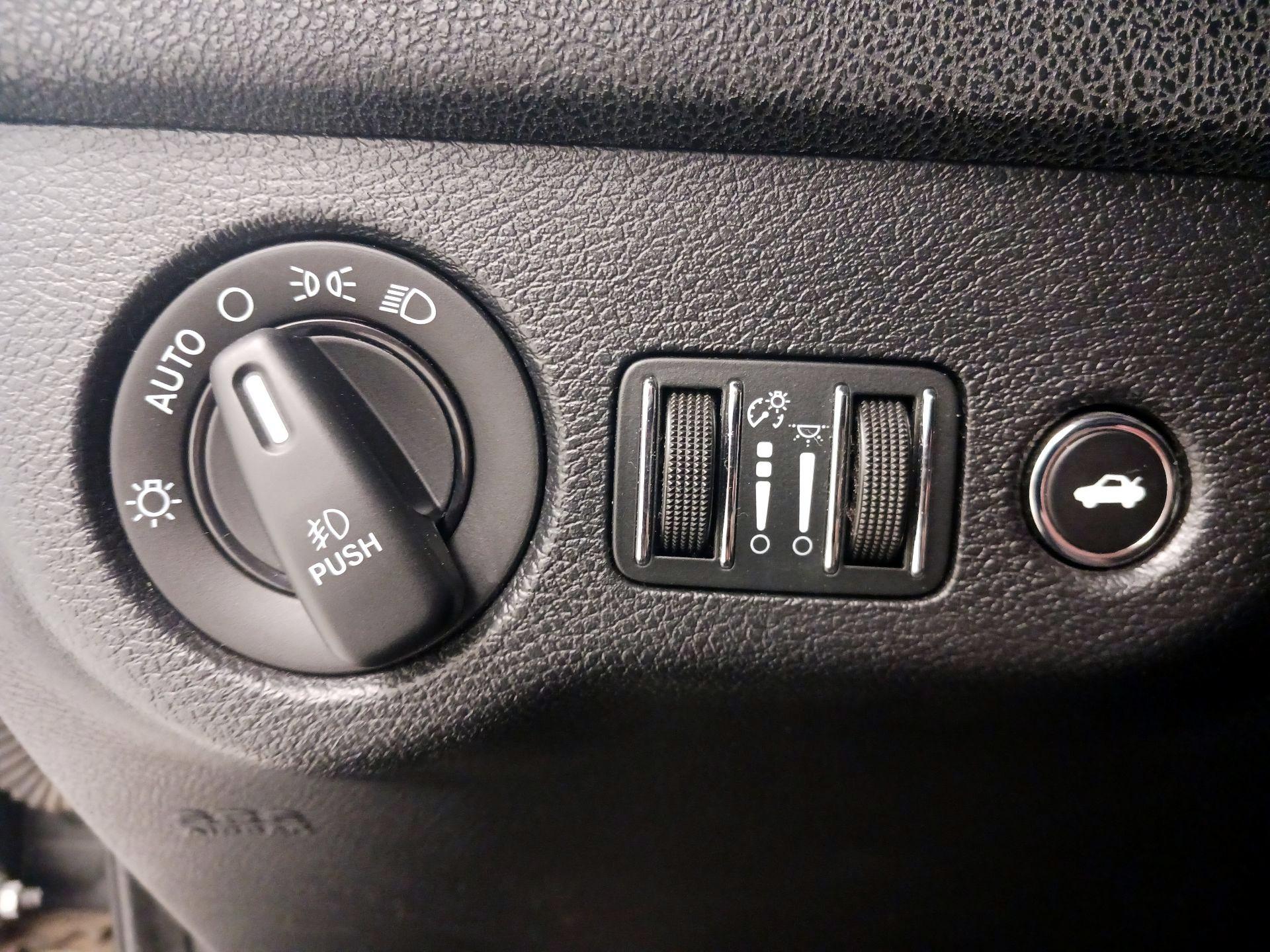 Thumbnail: 2016 Dodge Charger - 13