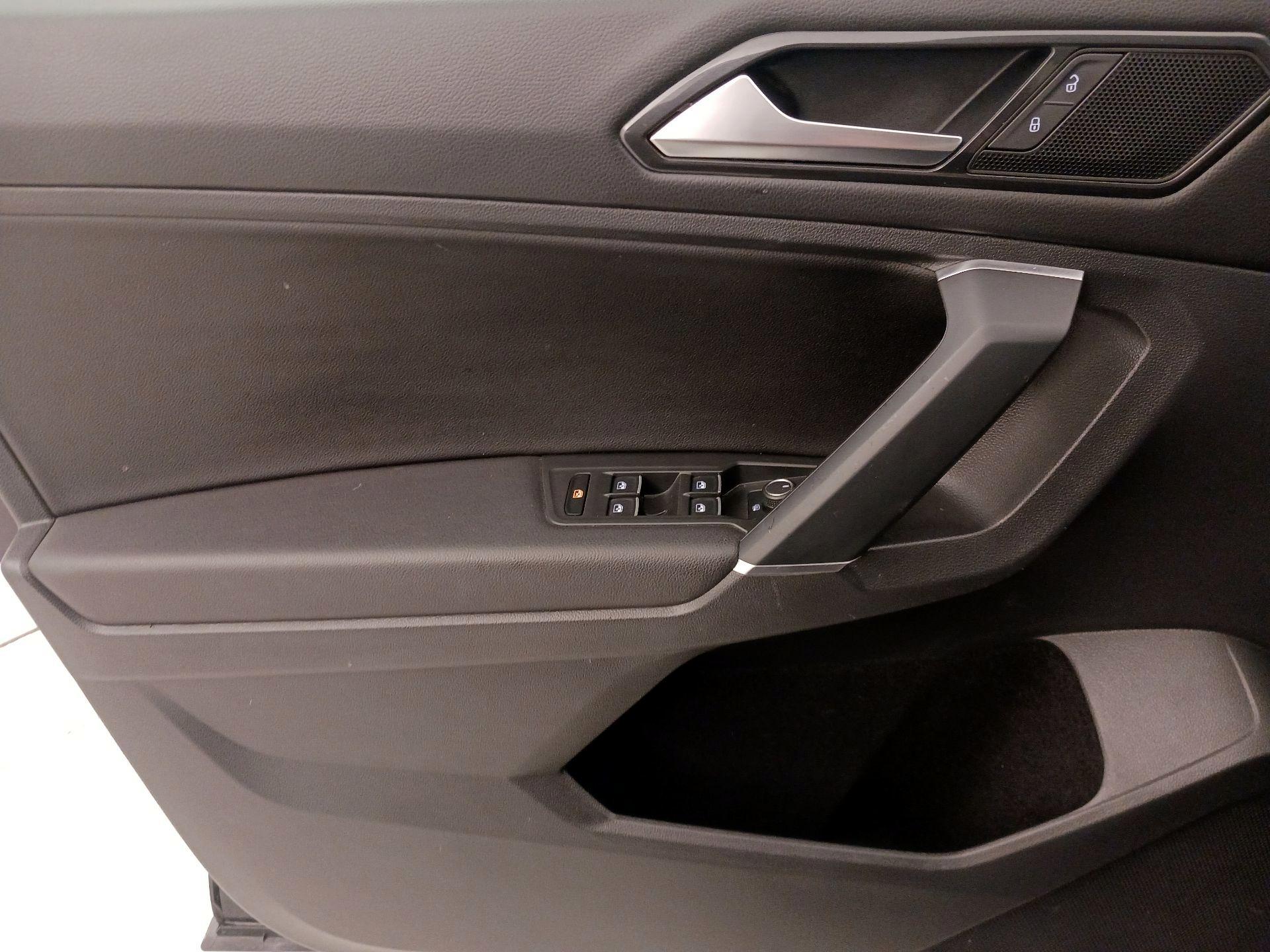 Thumbnail: 2018 Volkswagen Tiguan - 12
