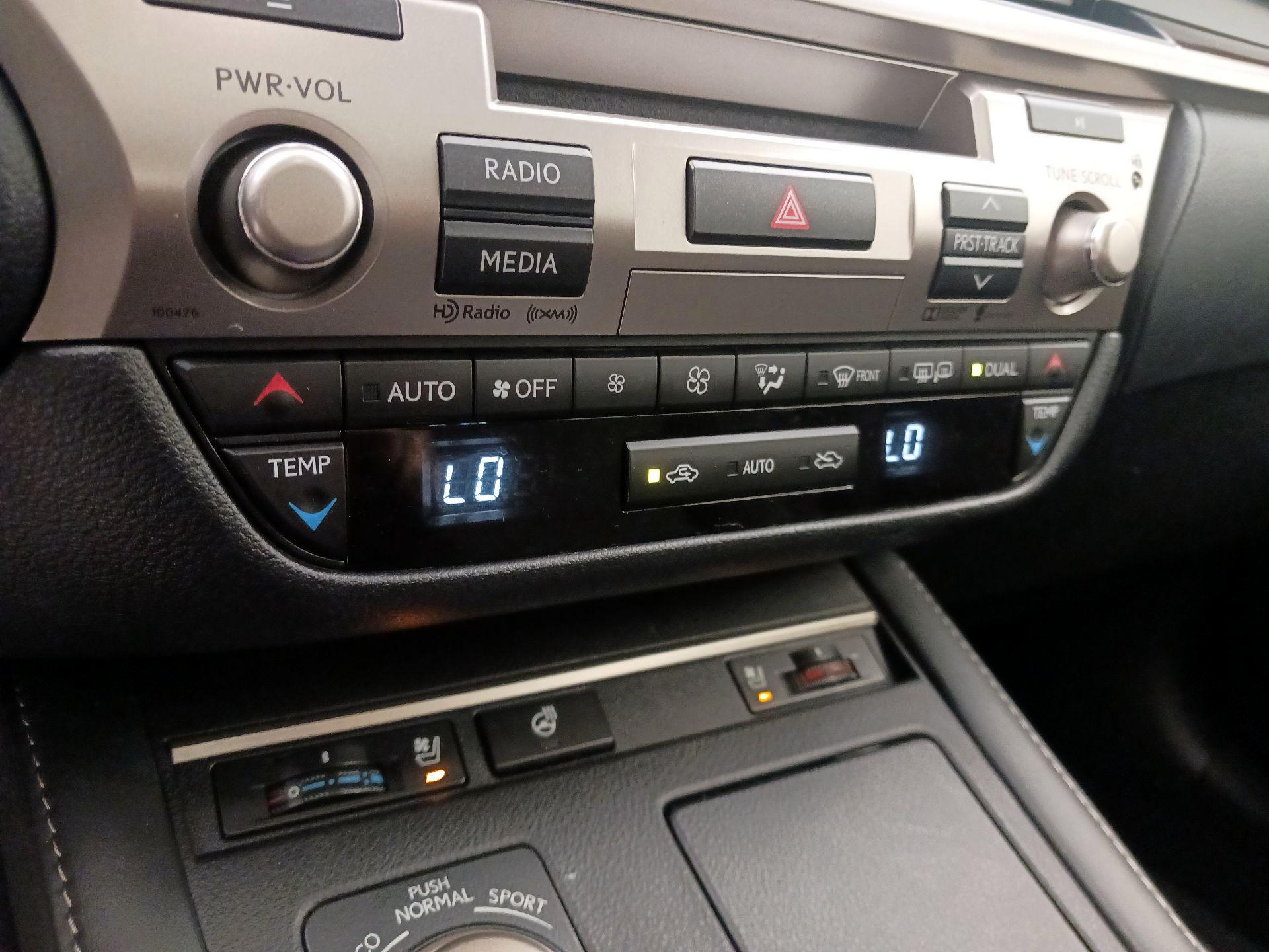 Thumbnail: 2016 Lexus ES - 17