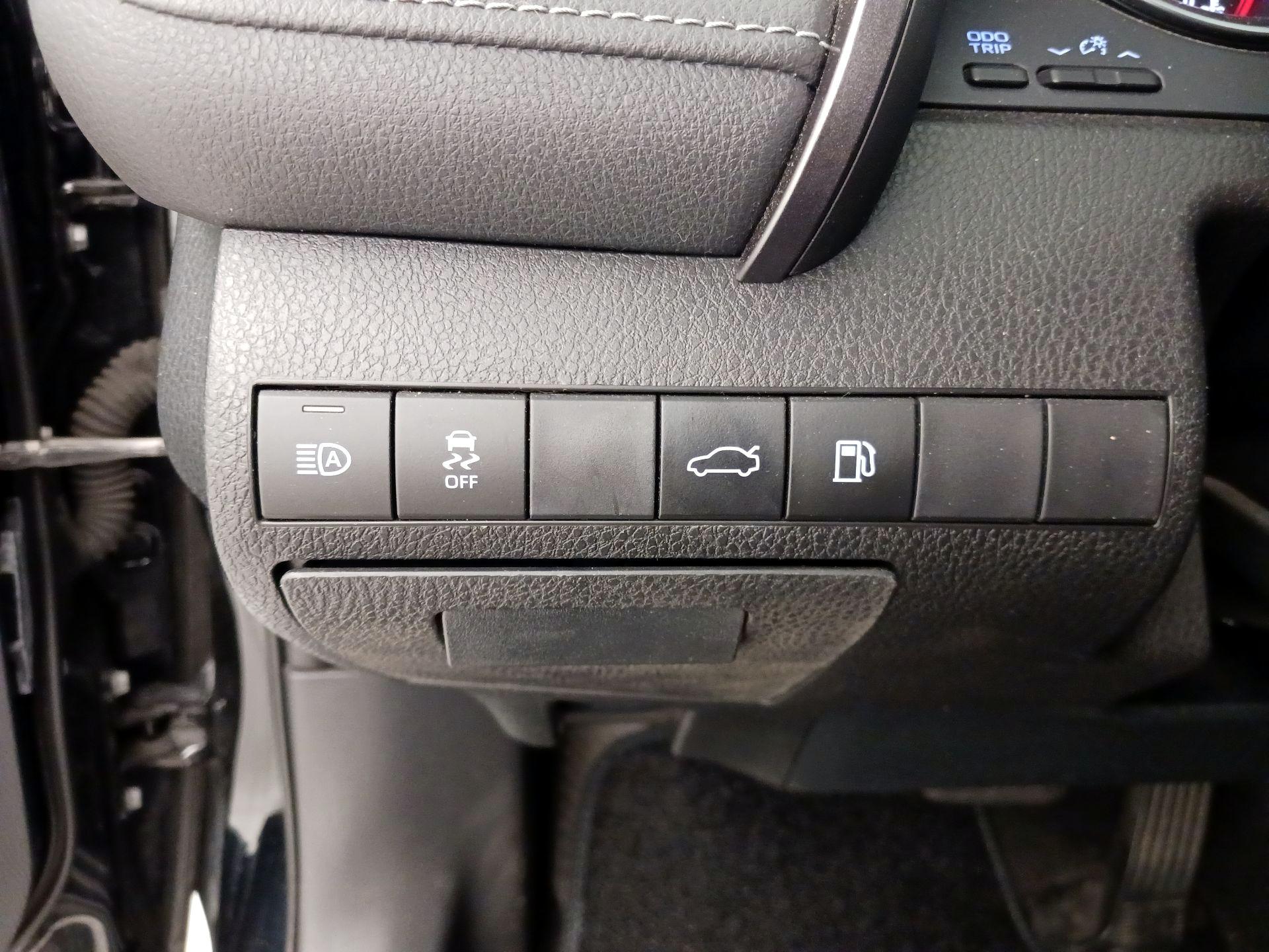 Thumbnail: 2018 Toyota Camry - 13