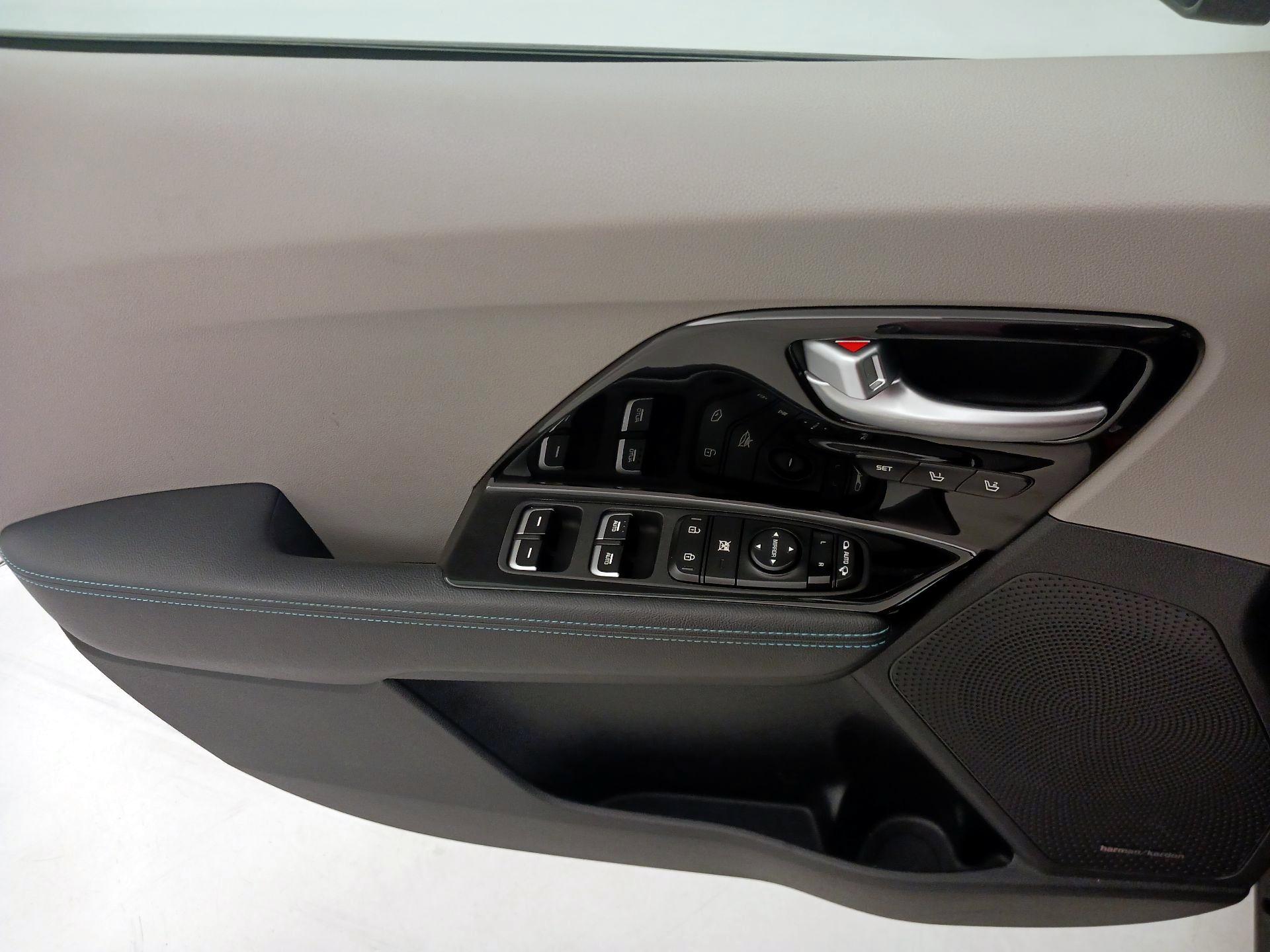 Thumbnail: 2017 Kia Niro - 12
