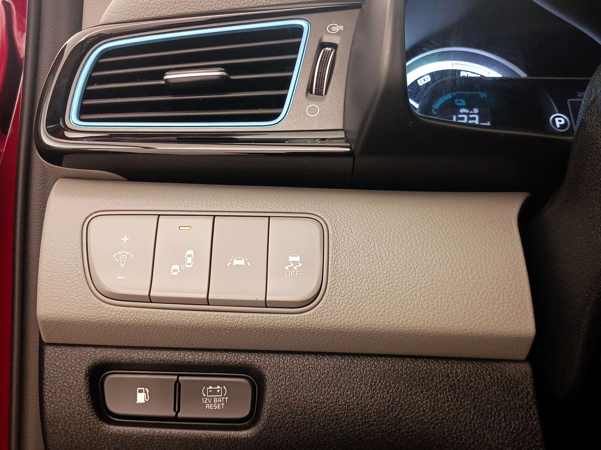 Thumbnail: 2017 Kia Niro - 13