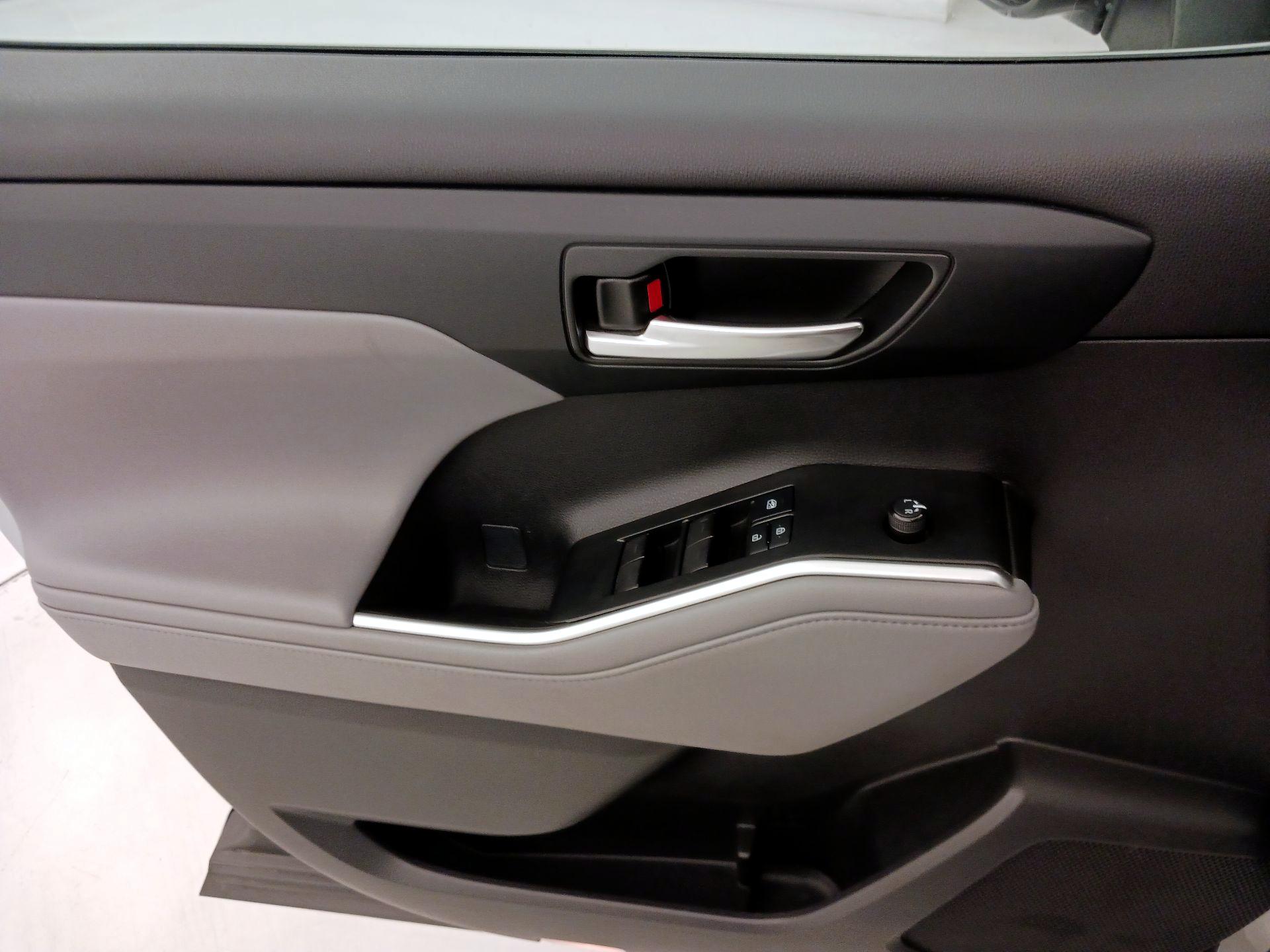 Thumbnail: 2021 Toyota Highlander - 12