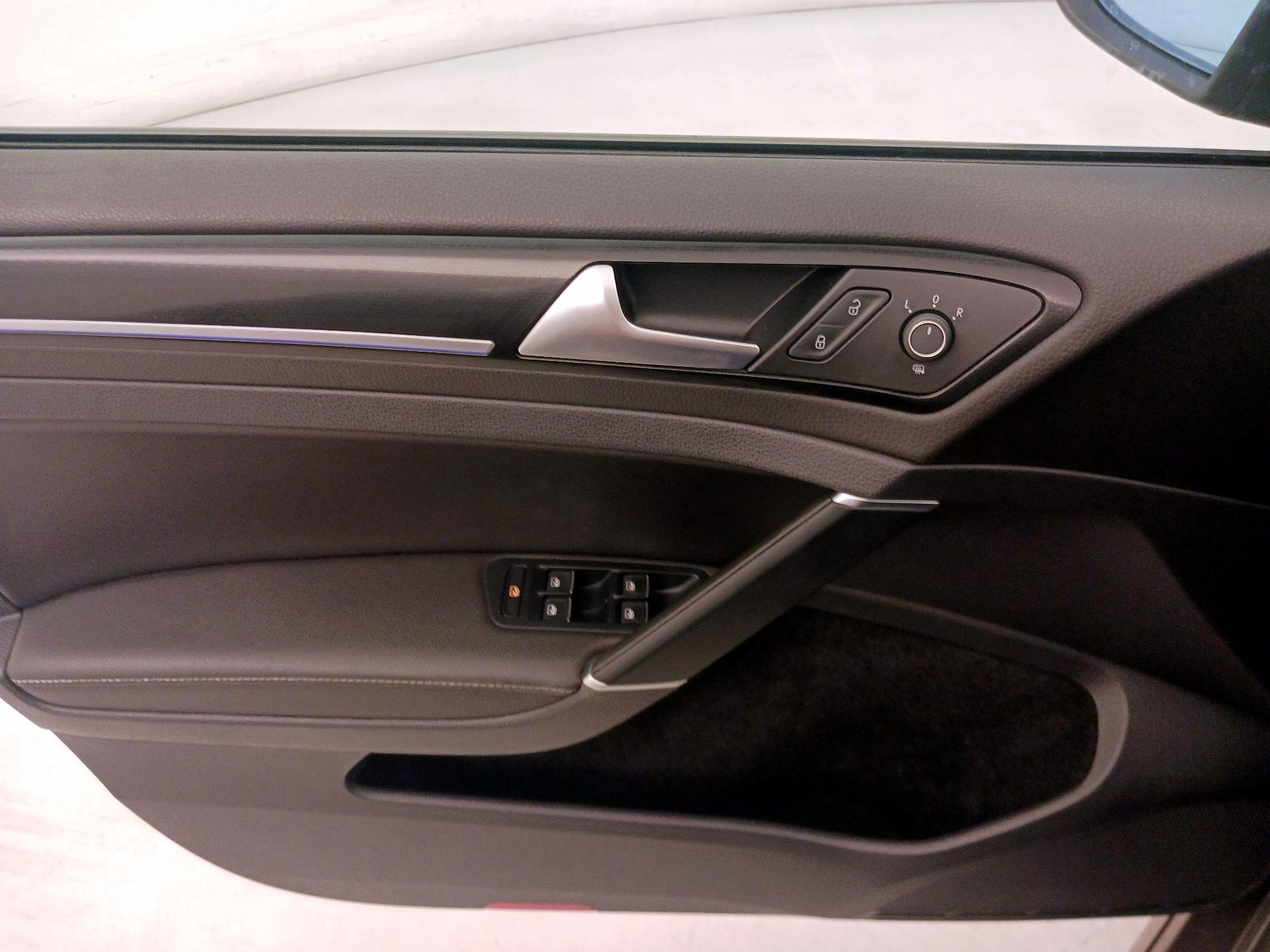 Thumbnail: 2016 Volkswagen Golf - 12