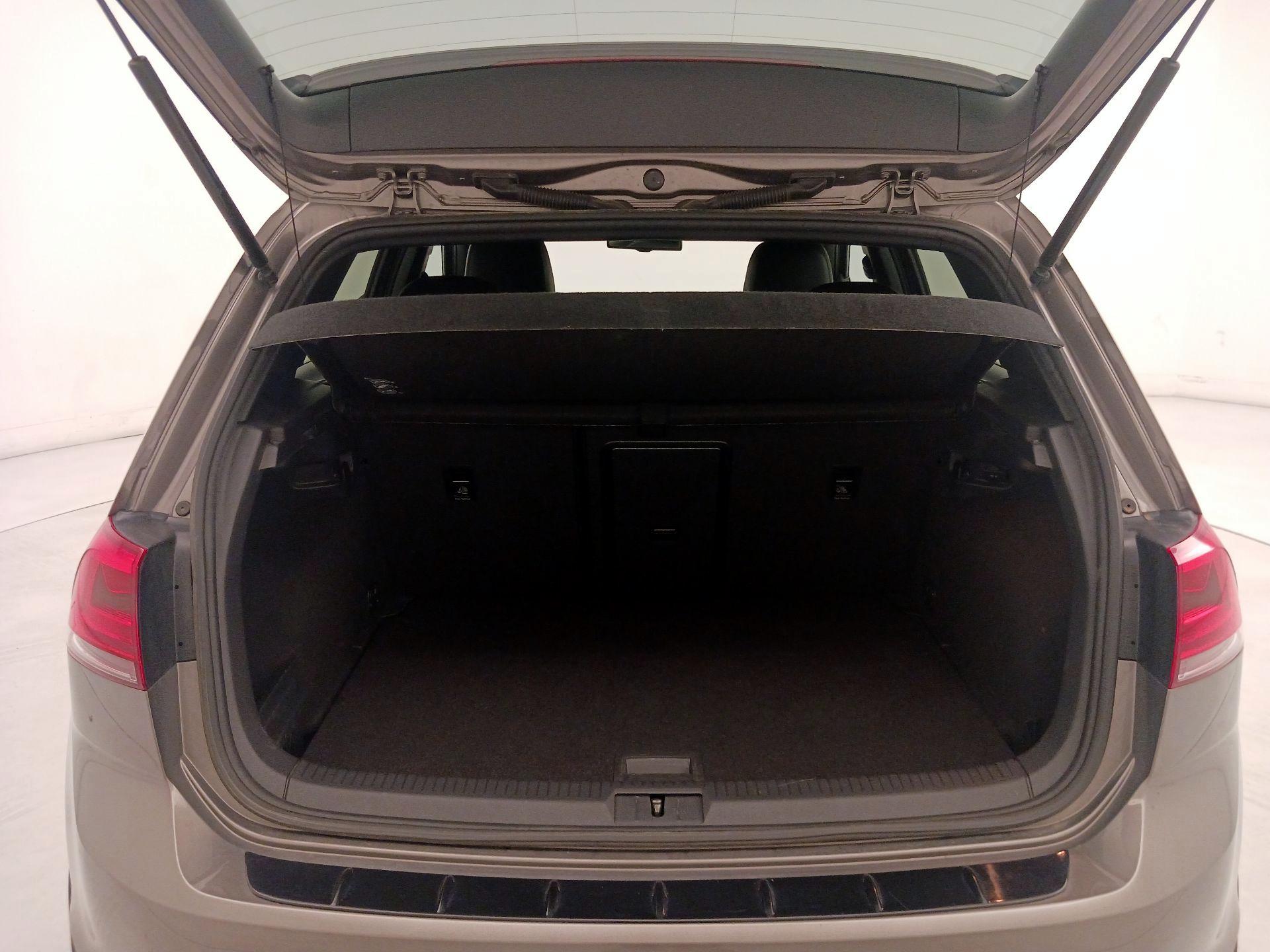 Thumbnail: 2016 Volkswagen Golf - 20