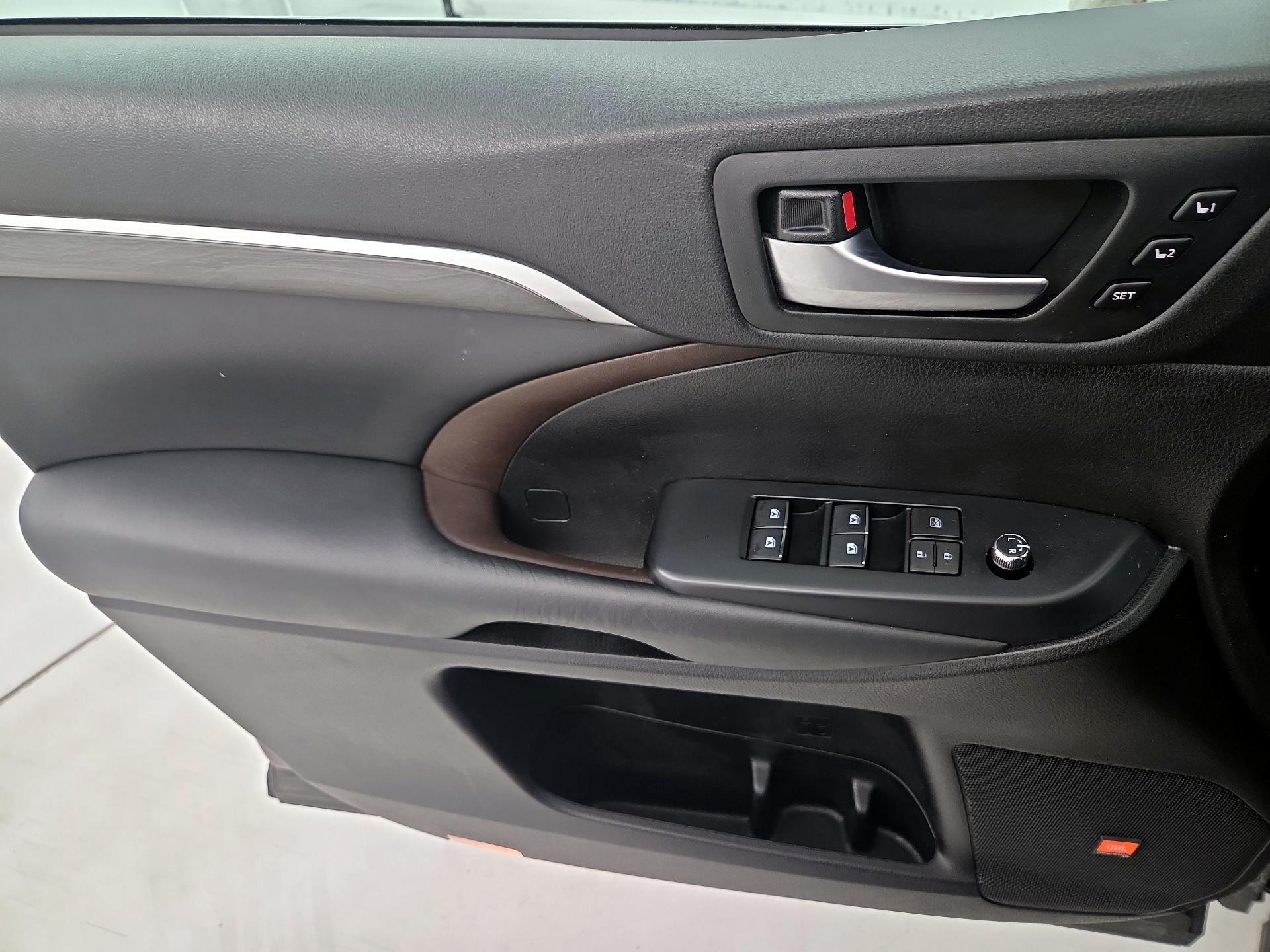Thumbnail: 2019 Toyota Highlander - 12