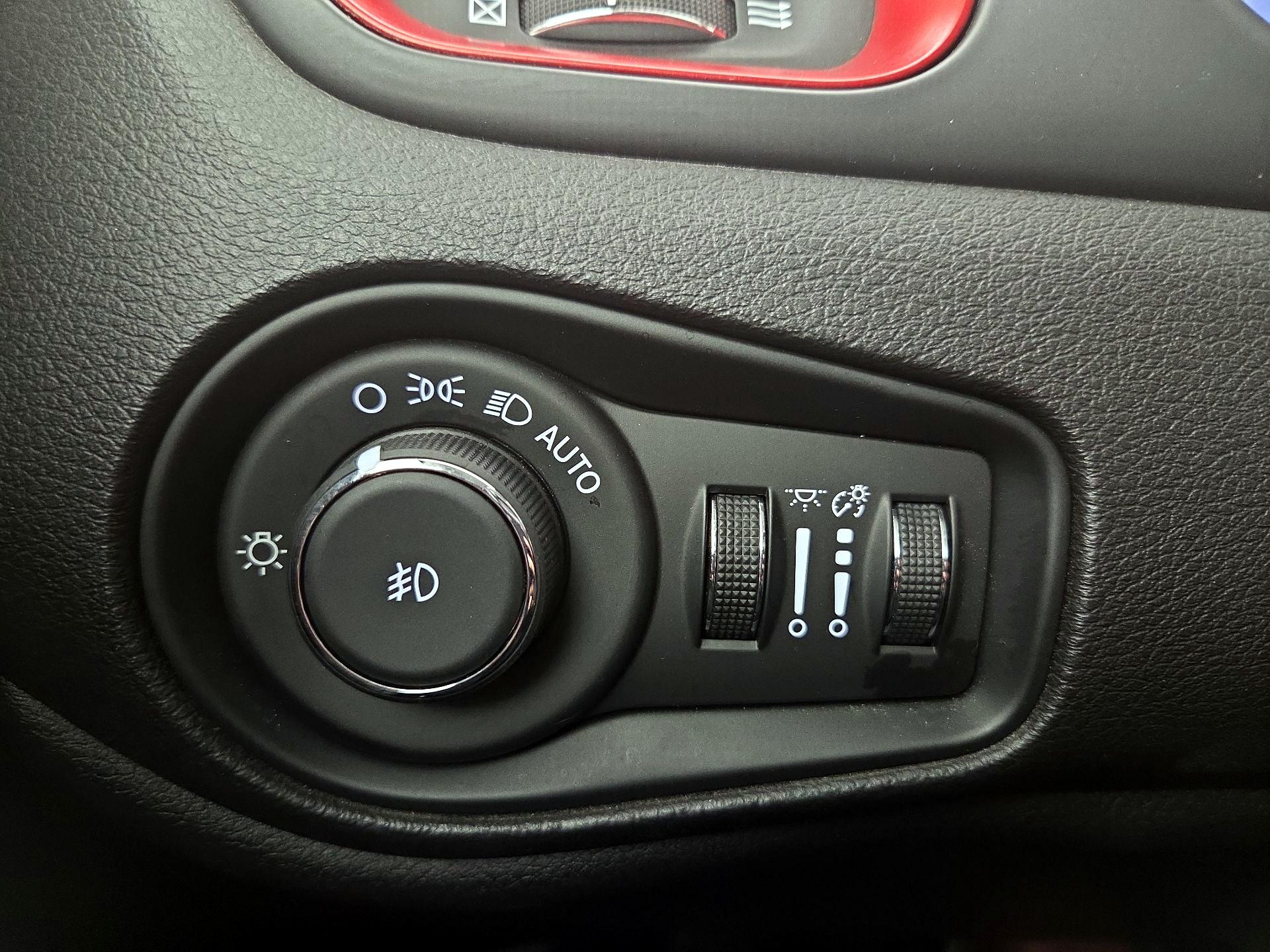Thumbnail: 2016 Jeep Renegade - 13