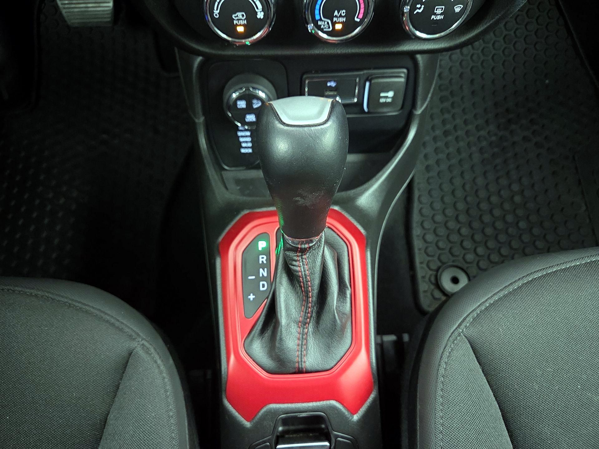 Thumbnail: 2016 Jeep Renegade - 17