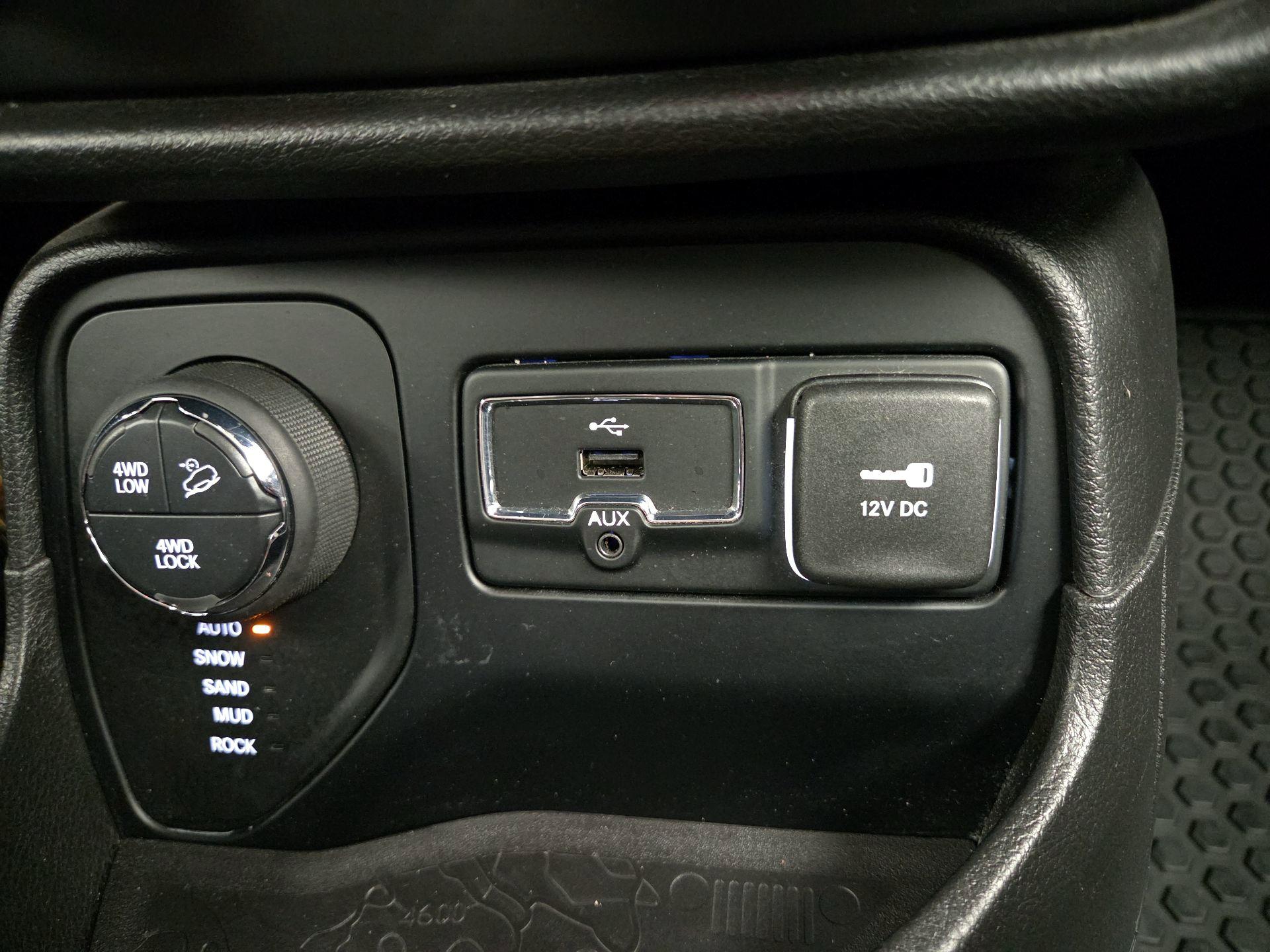 Thumbnail: 2016 Jeep Renegade - 18