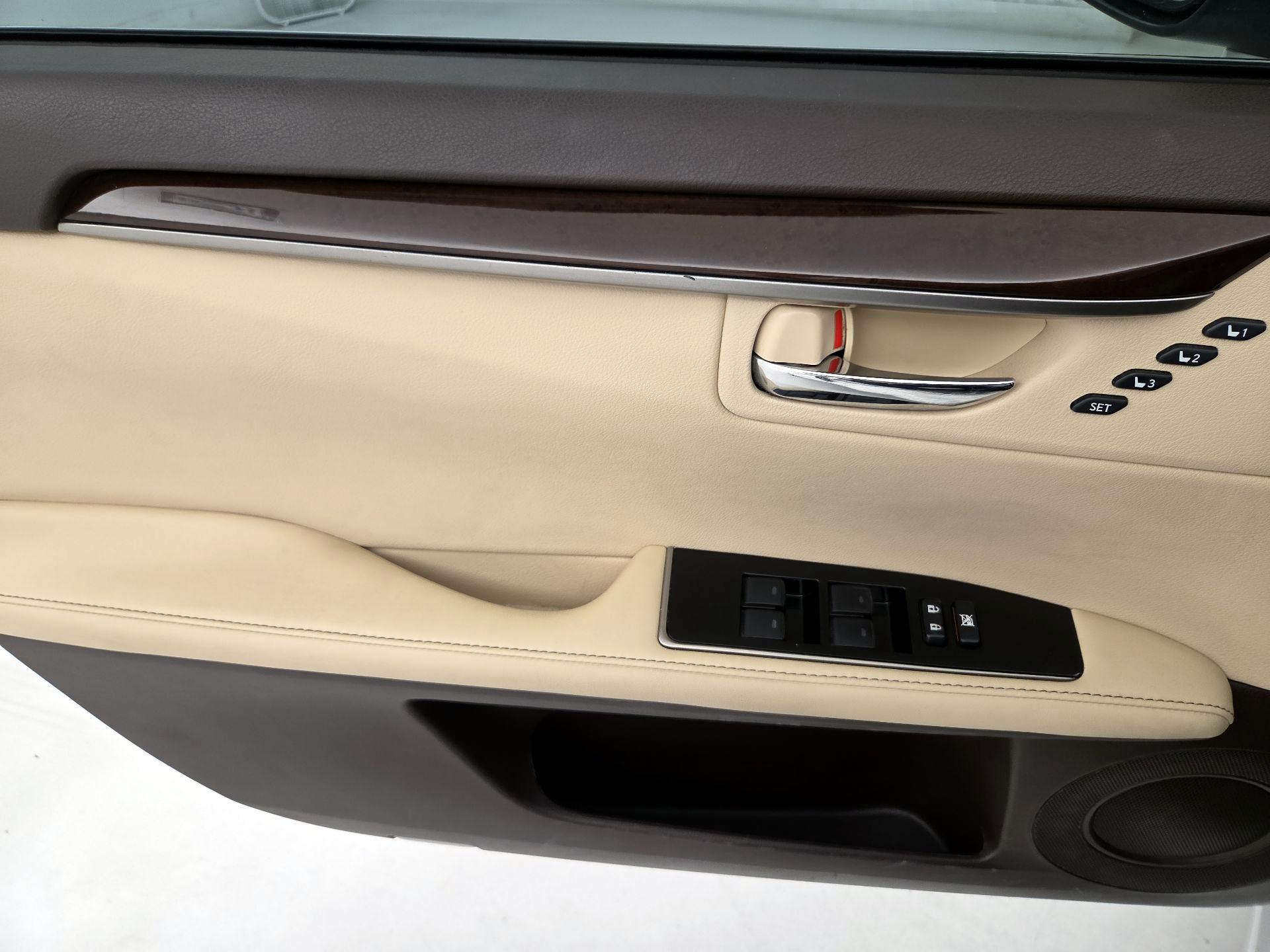 Thumbnail: 2016 Lexus ES - 12