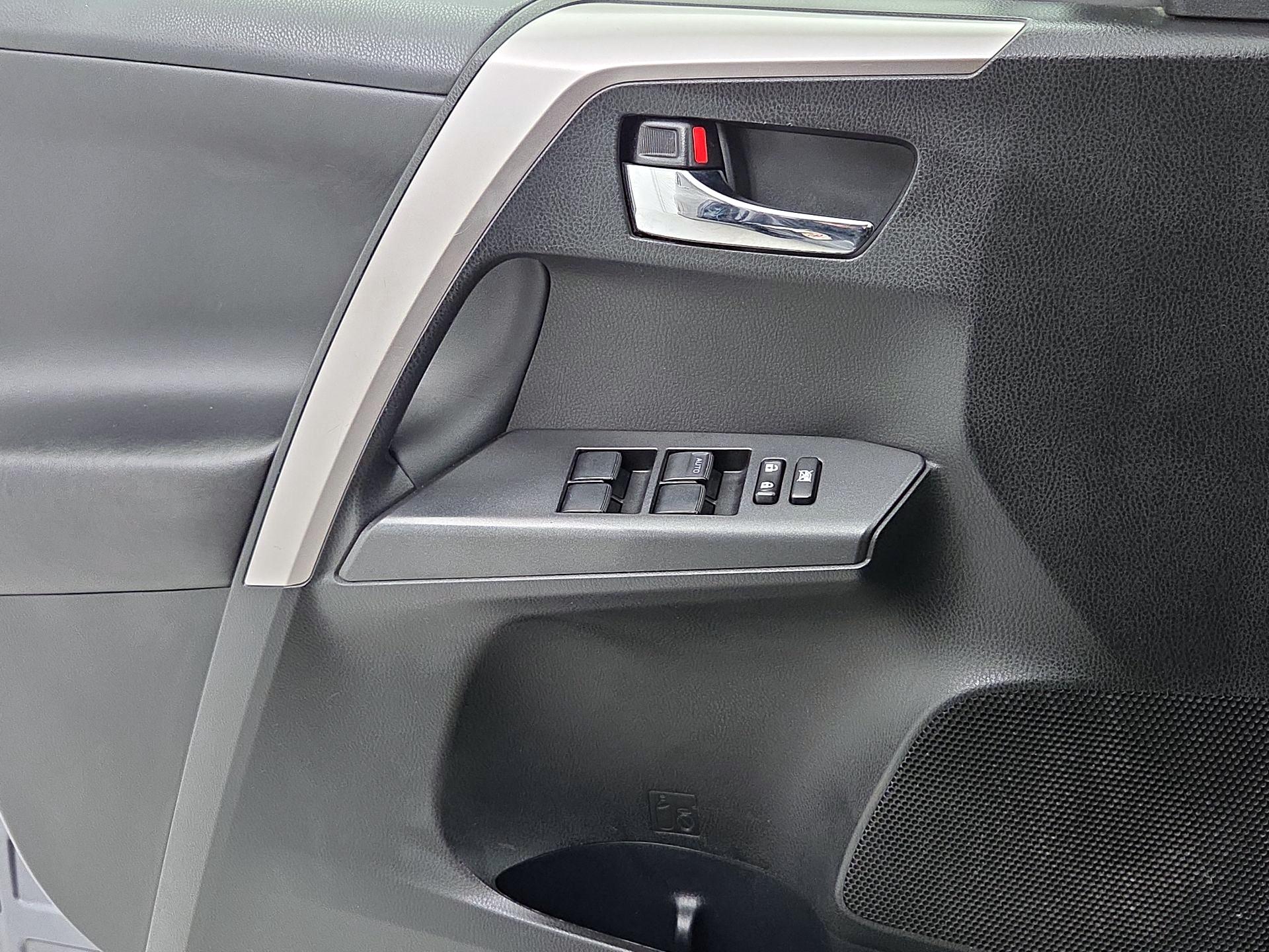 Thumbnail: 2016 Toyota RAV4 - 12