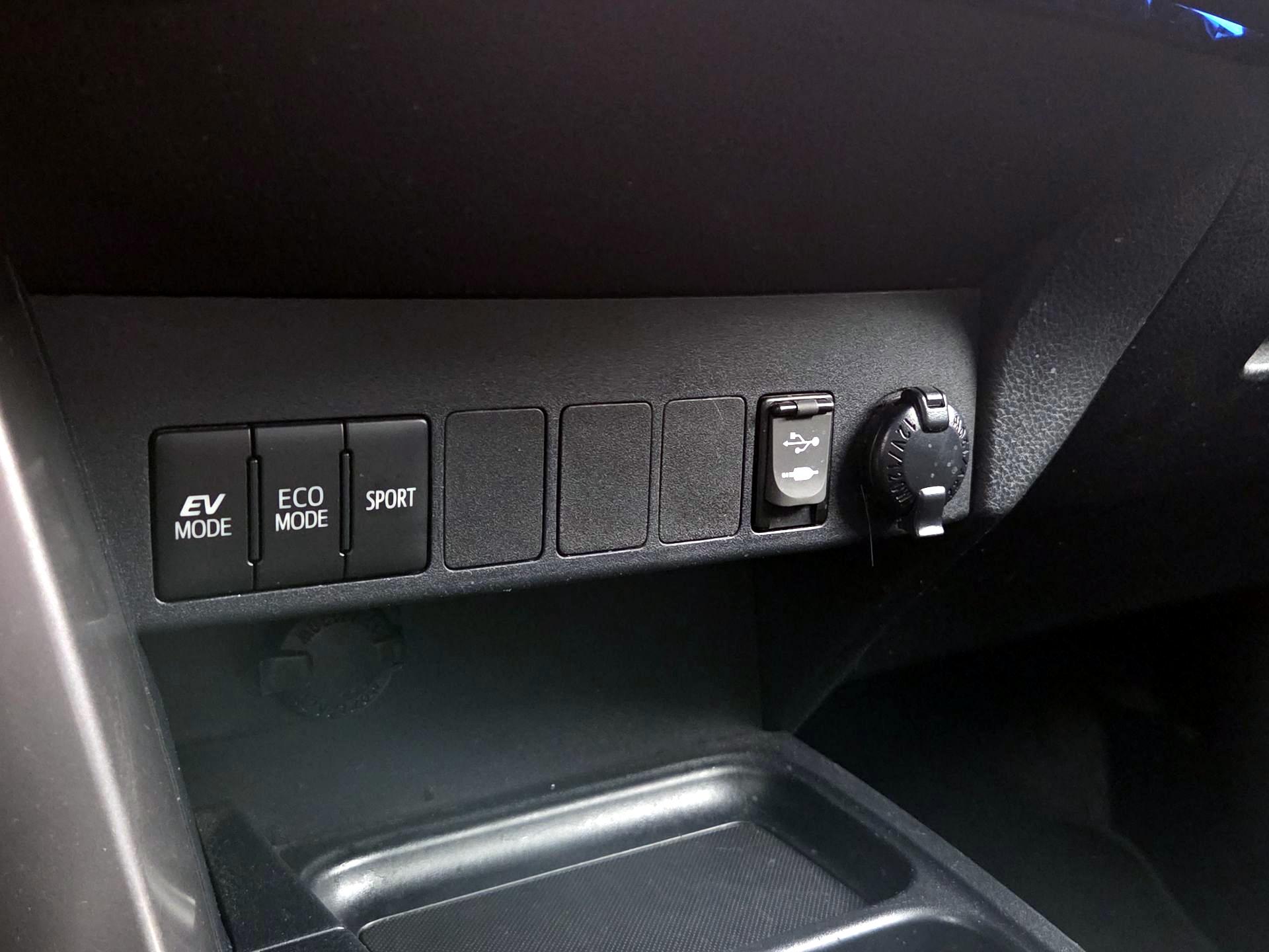 Thumbnail: 2016 Toyota RAV4 - 18