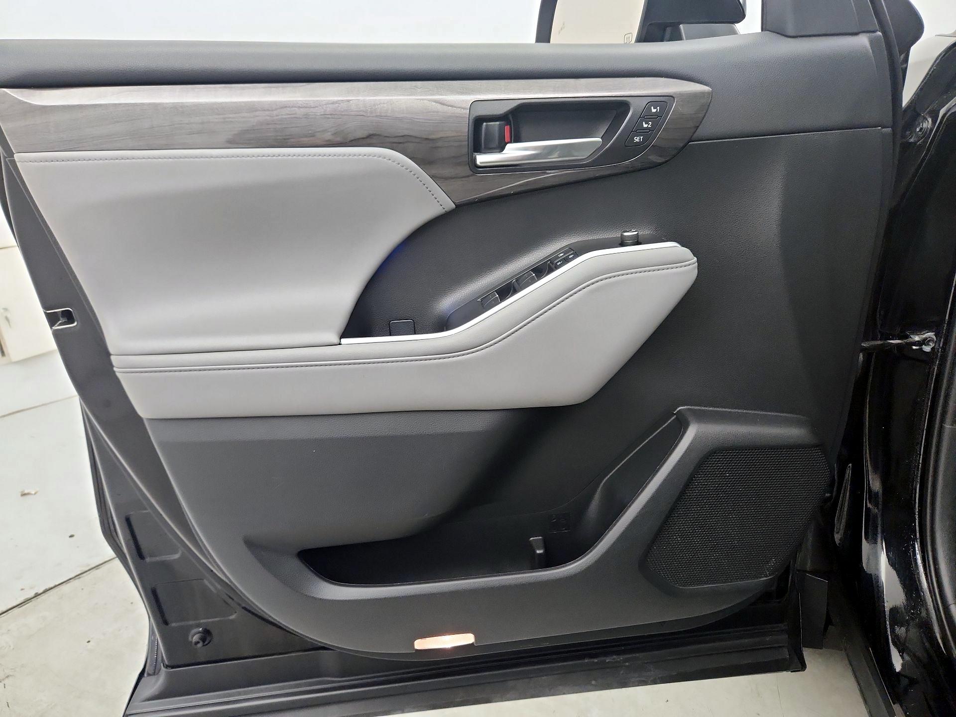 Thumbnail: 2022 Toyota Highlander - 12