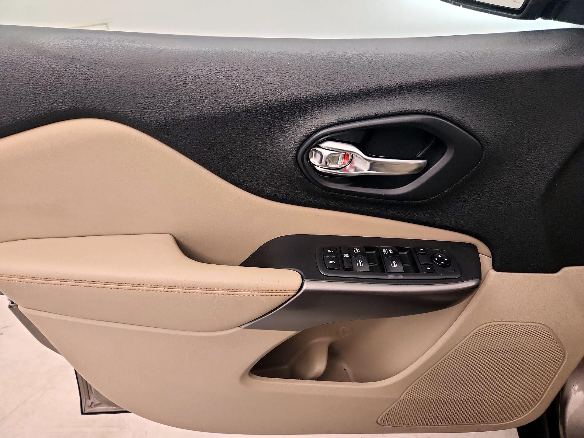 Thumbnail: 2019 Jeep Cherokee - 12