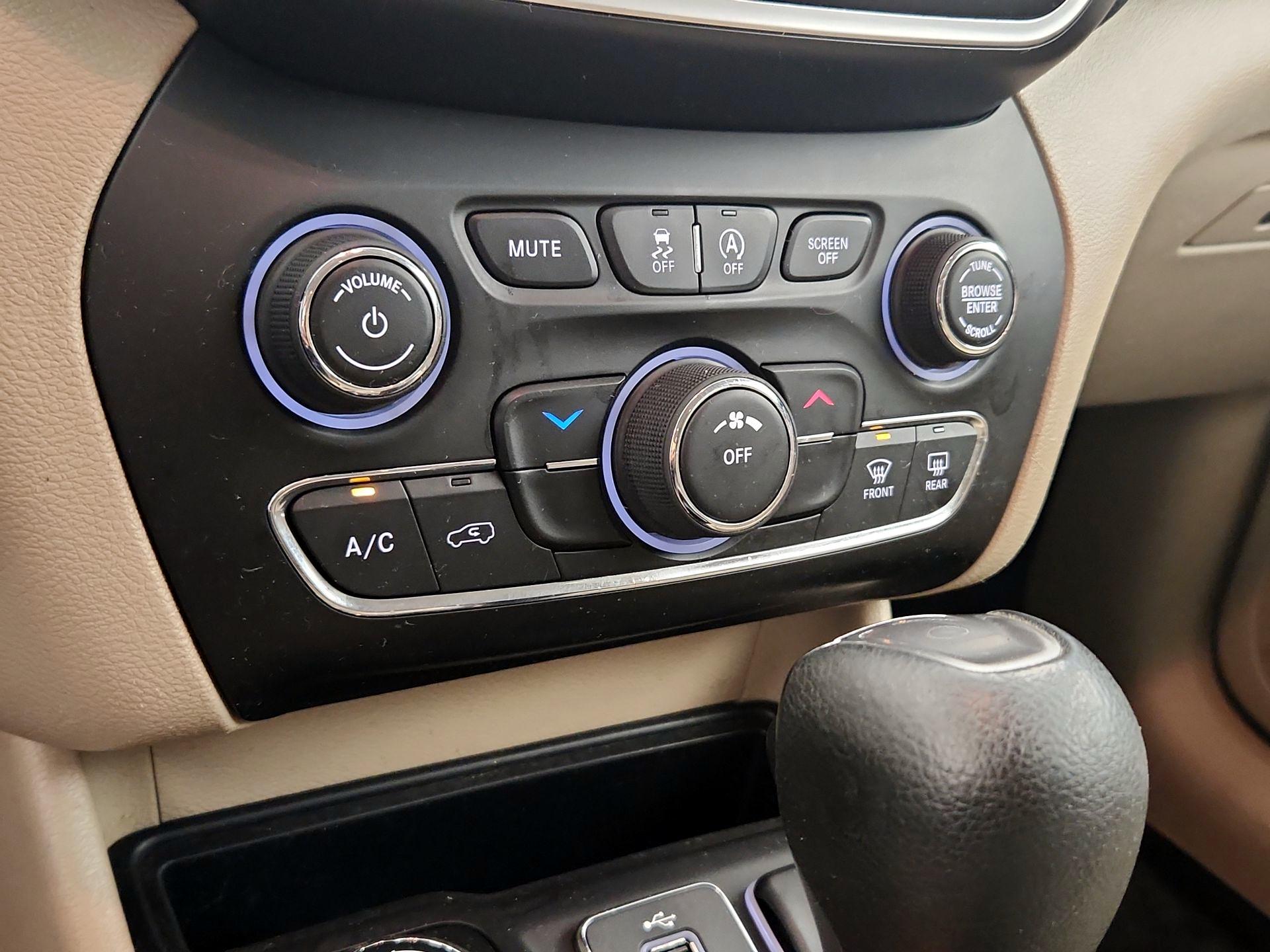 Thumbnail: 2019 Jeep Cherokee - 16