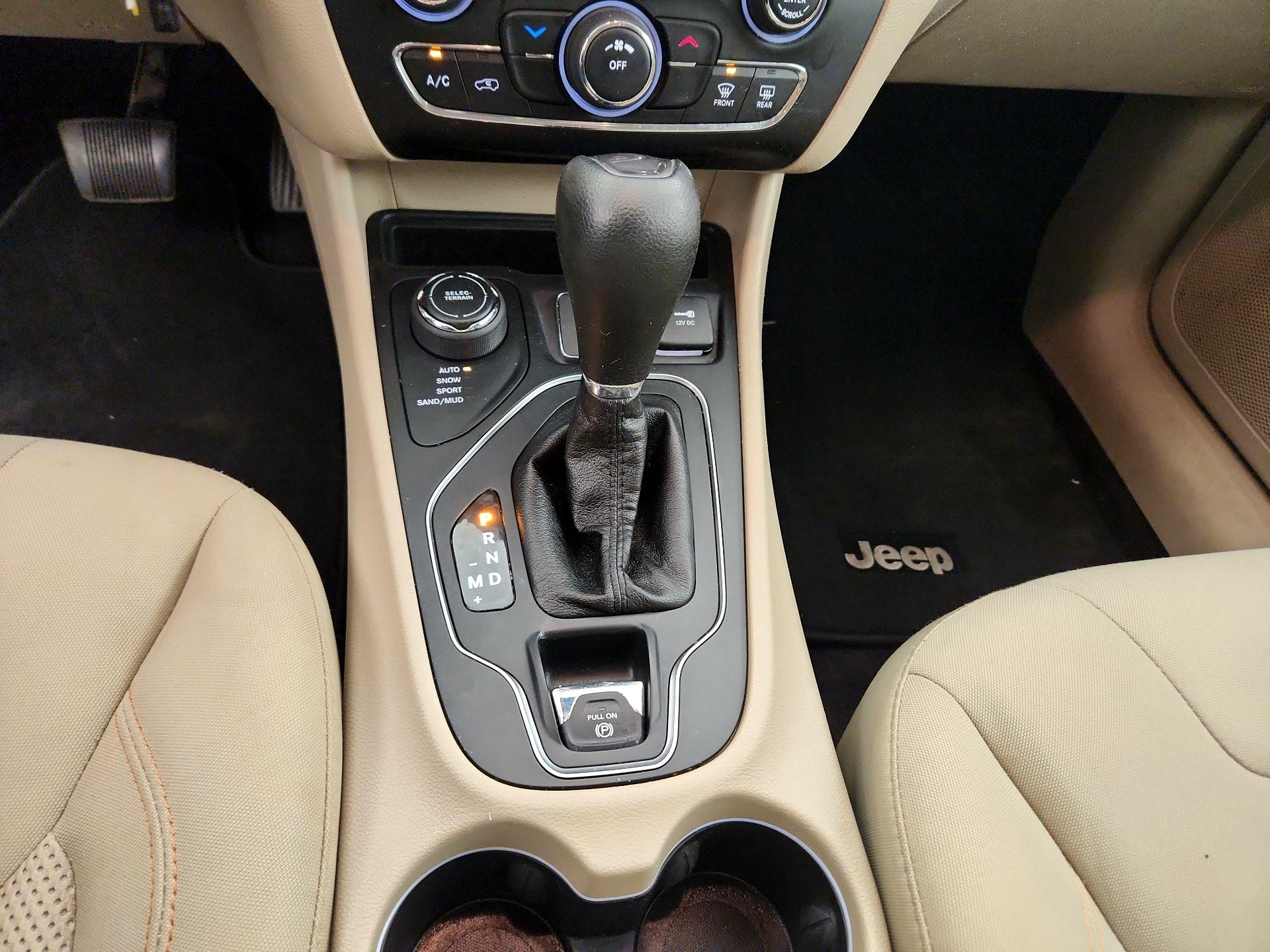 Thumbnail: 2019 Jeep Cherokee - 17