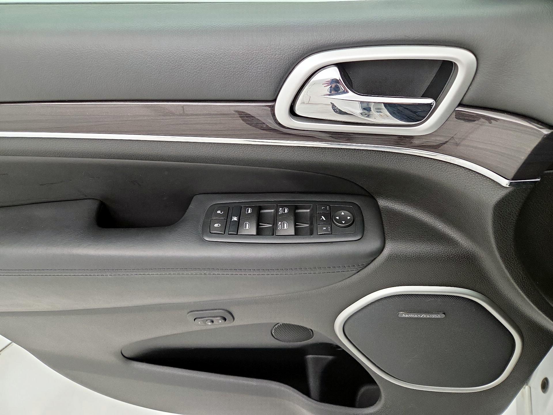 Thumbnail: 2016 Jeep Grand Cherokee - 12