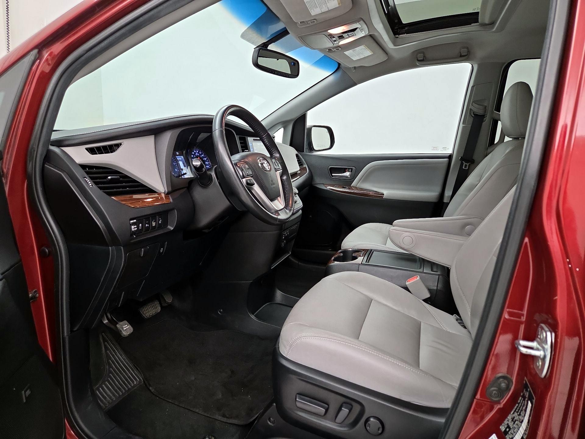 Thumbnail: 2015 Toyota Sienna - 11