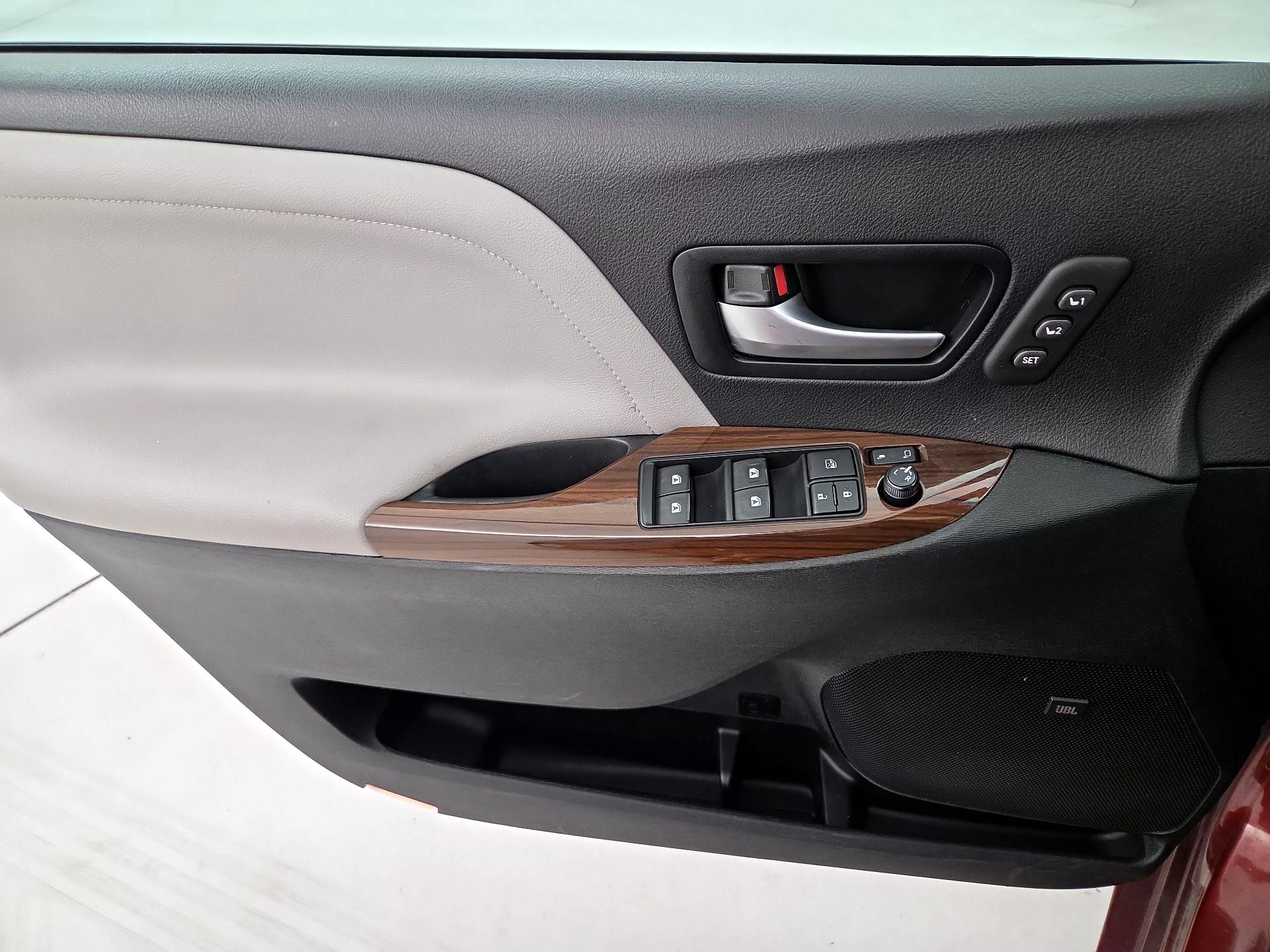 Thumbnail: 2015 Toyota Sienna - 12