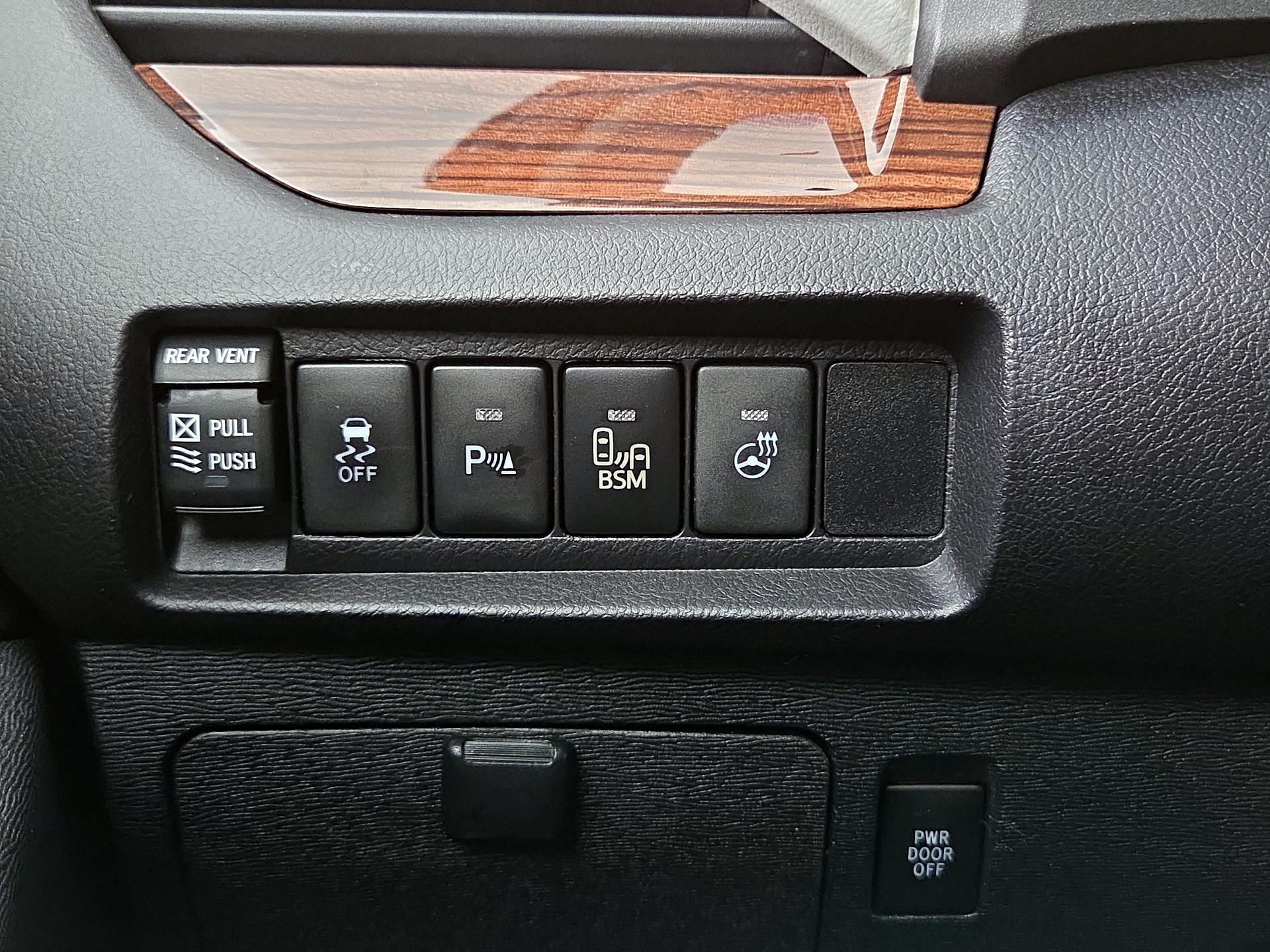 Thumbnail: 2015 Toyota Sienna - 13