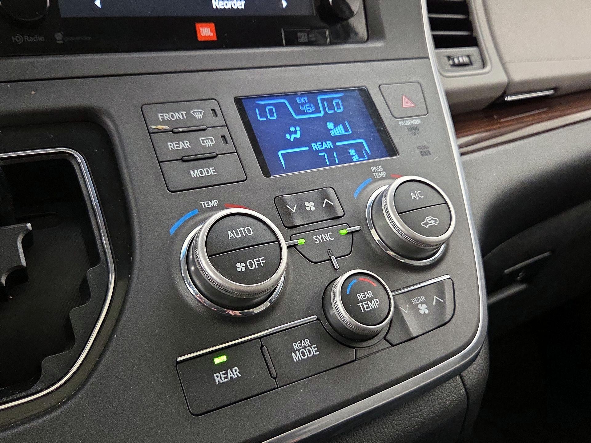 Thumbnail: 2015 Toyota Sienna - 16