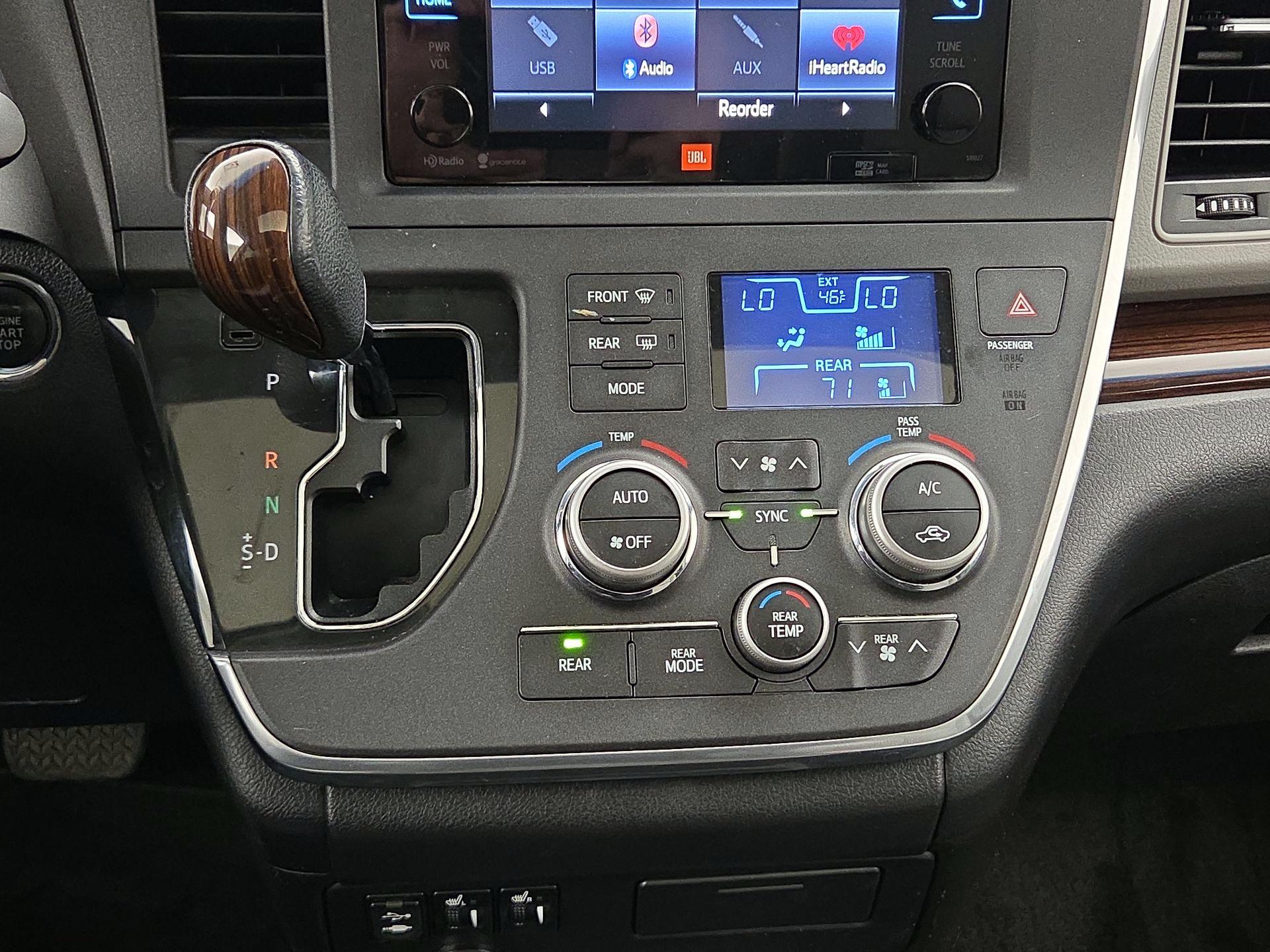 Thumbnail: 2015 Toyota Sienna - 17