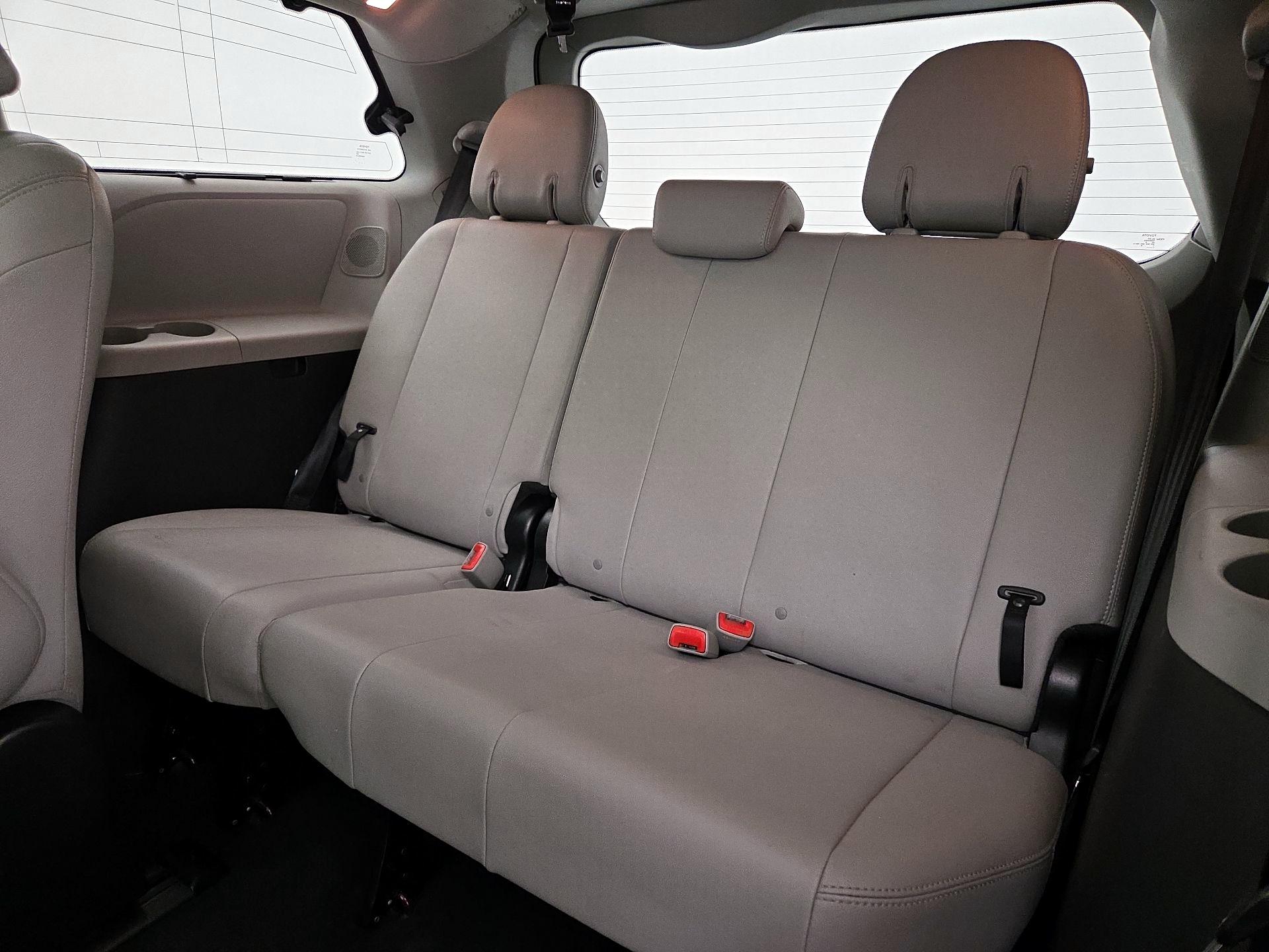 Thumbnail: 2015 Toyota Sienna - 20