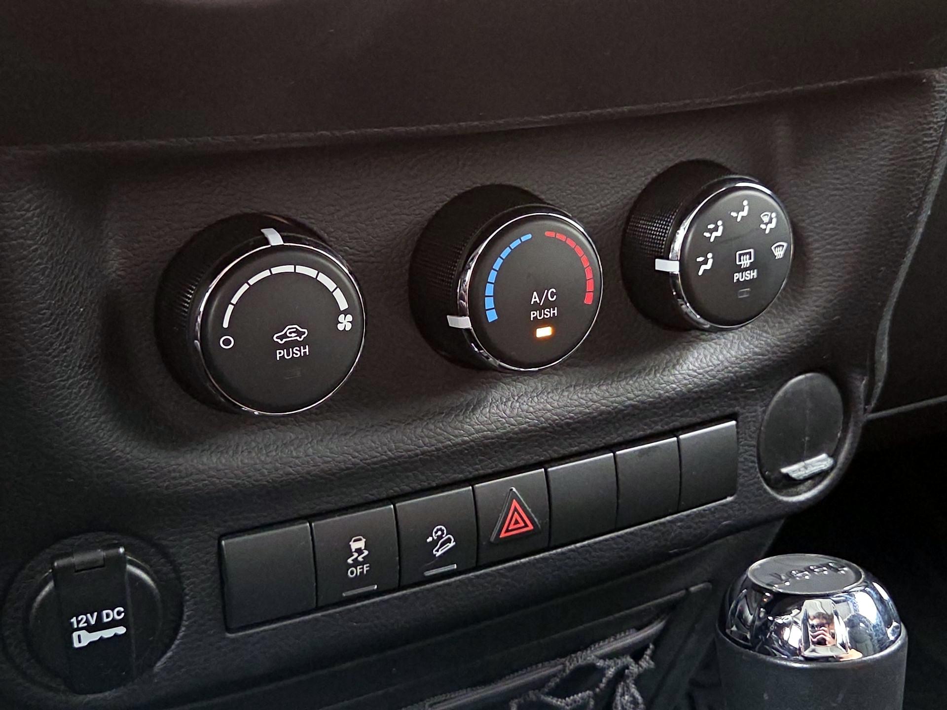 Thumbnail: 2015 Jeep Wrangler - 14