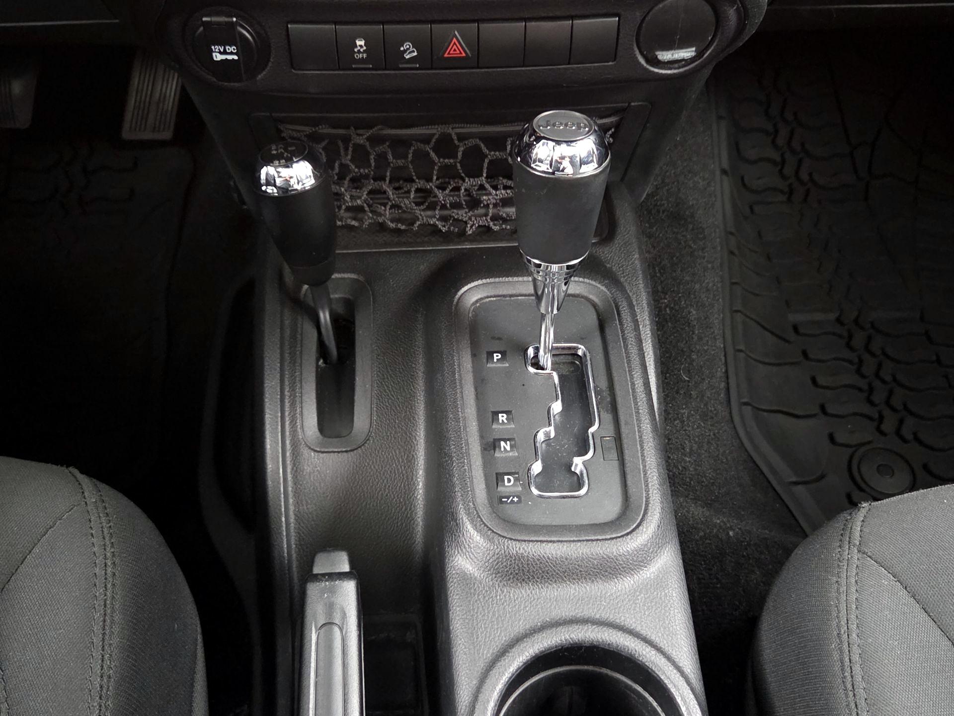 Thumbnail: 2015 Jeep Wrangler - 15