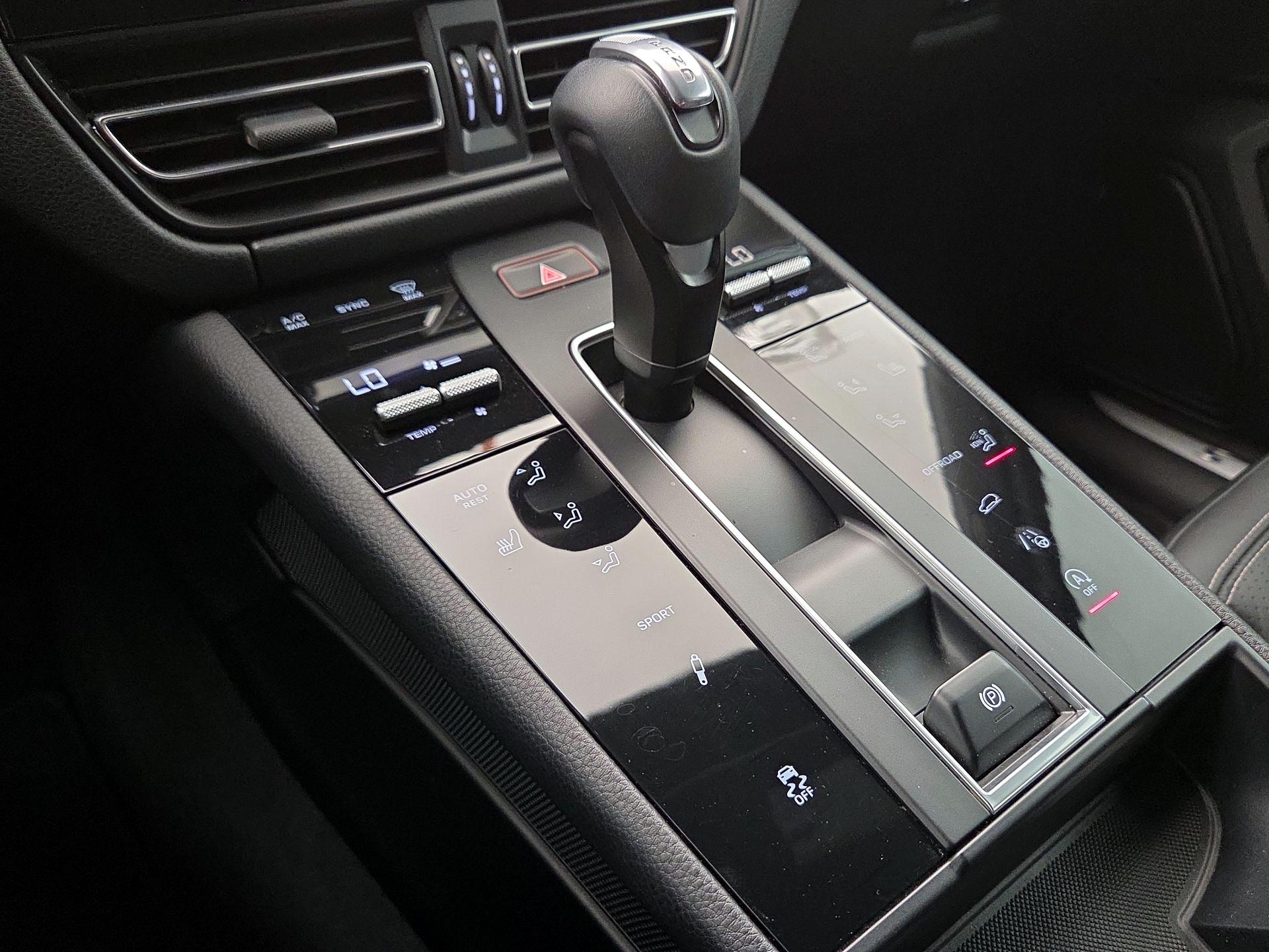 Thumbnail: 2022 Porsche Macan - 17