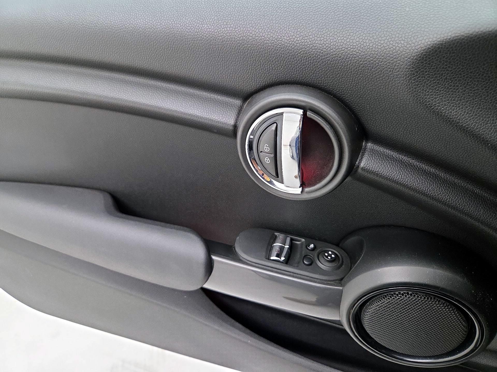 Thumbnail: 2016 MINI Cooper Hardtop - 12