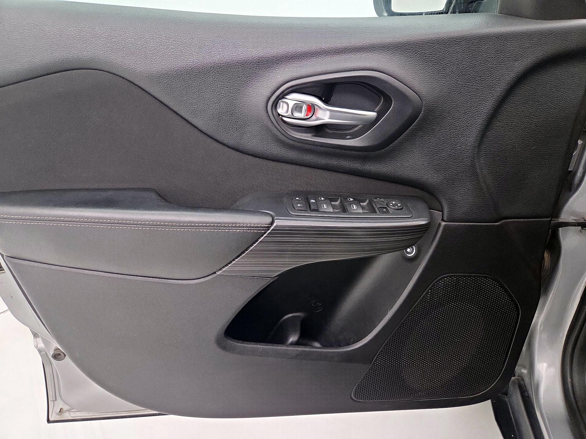 Thumbnail: 2015 Jeep Cherokee - 12