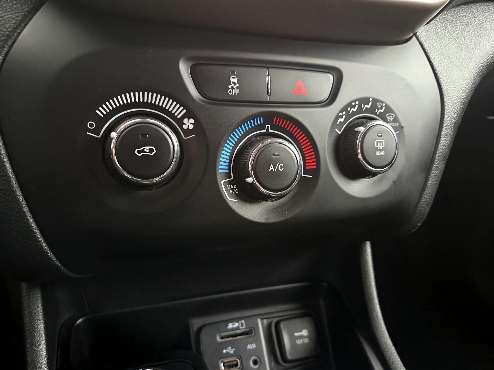 Thumbnail: 2015 Jeep Cherokee - 15