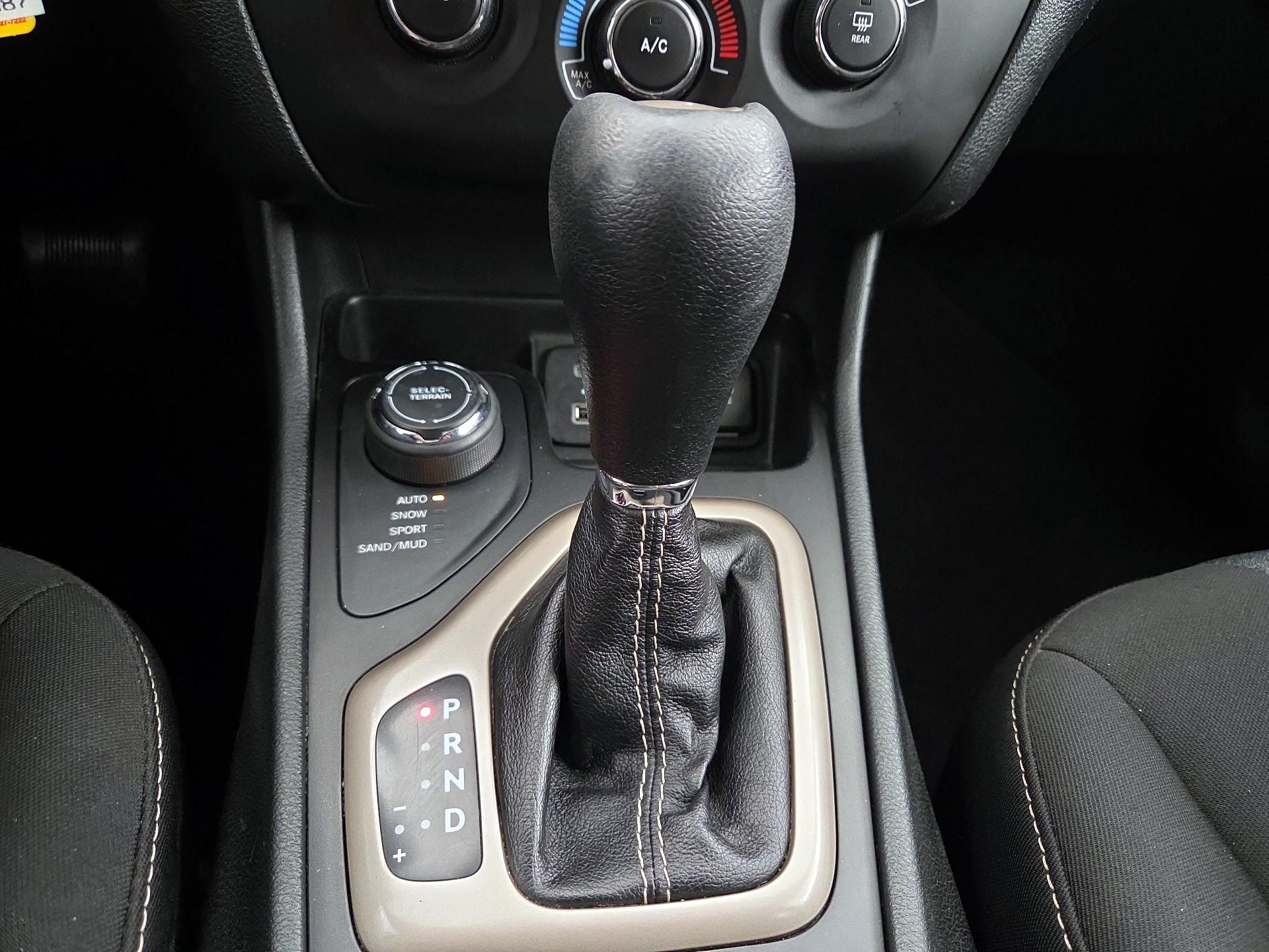 Thumbnail: 2015 Jeep Cherokee - 16