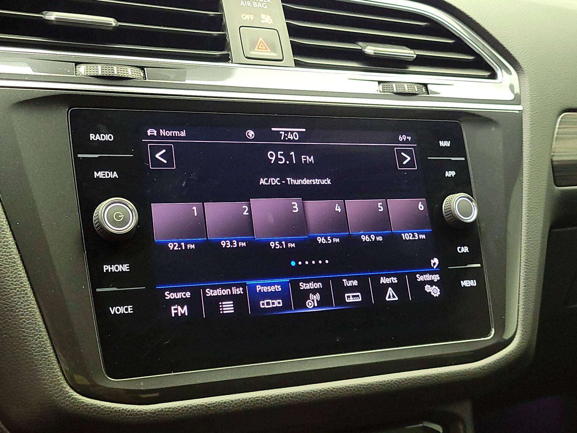 Thumbnail: 2022 Volkswagen Tiguan - 16