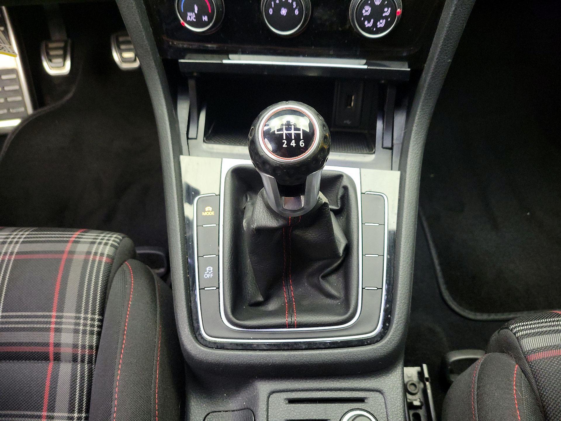 Thumbnail: 2019 Volkswagen Golf - 17