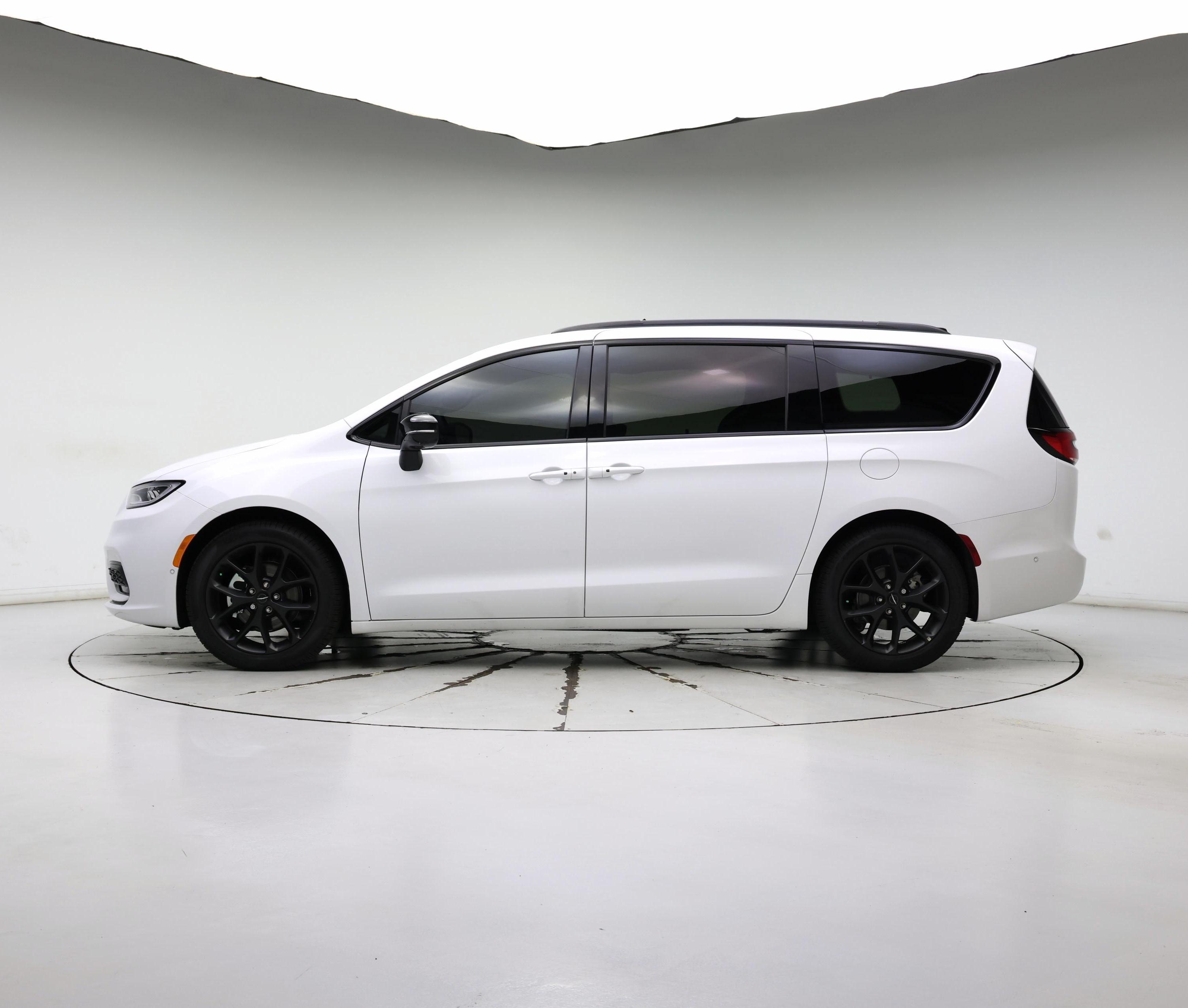 Thumbnail: 2024 Chrysler Pacifica - 3