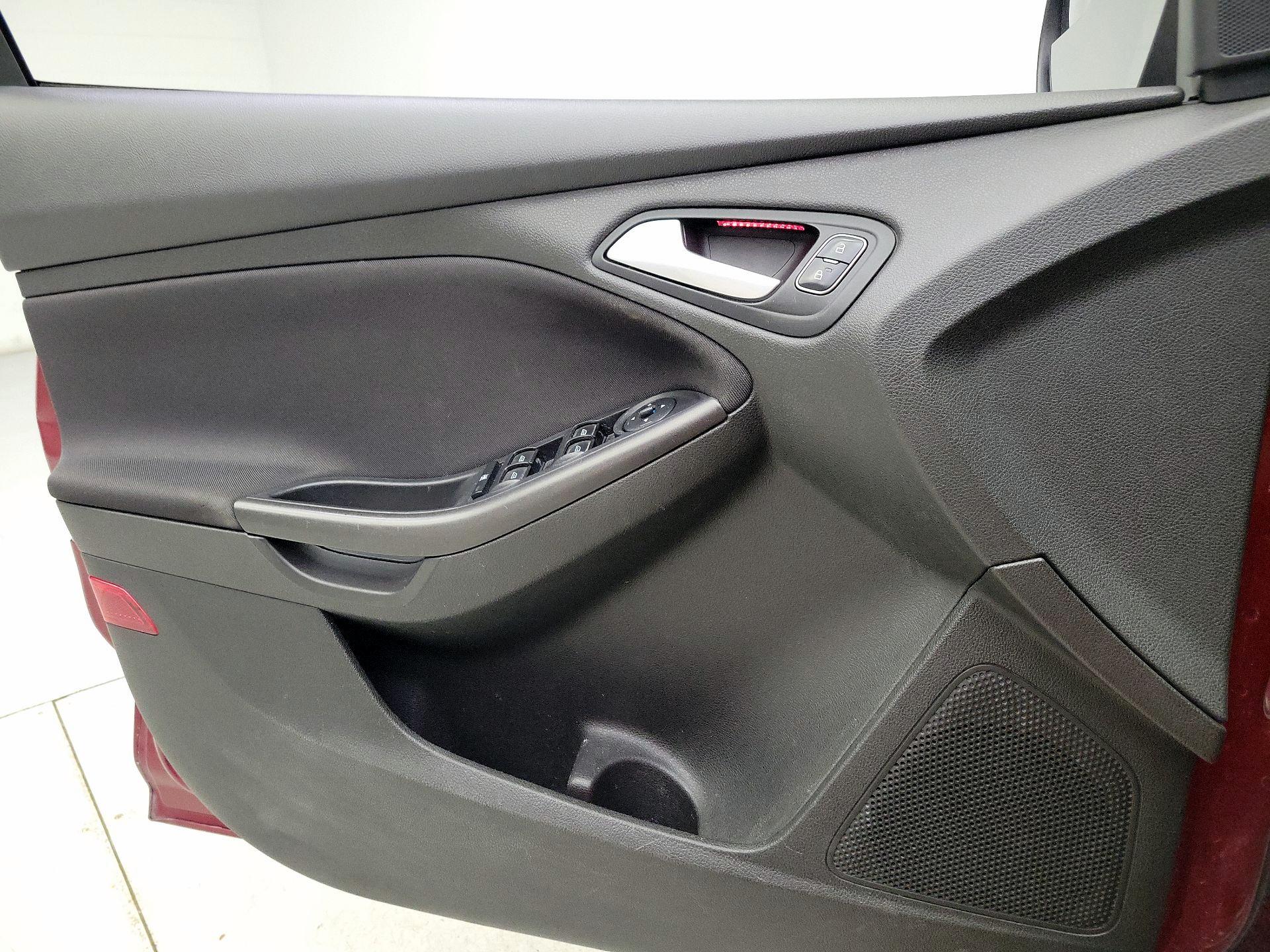 Thumbnail: 2016 Ford Focus - 12