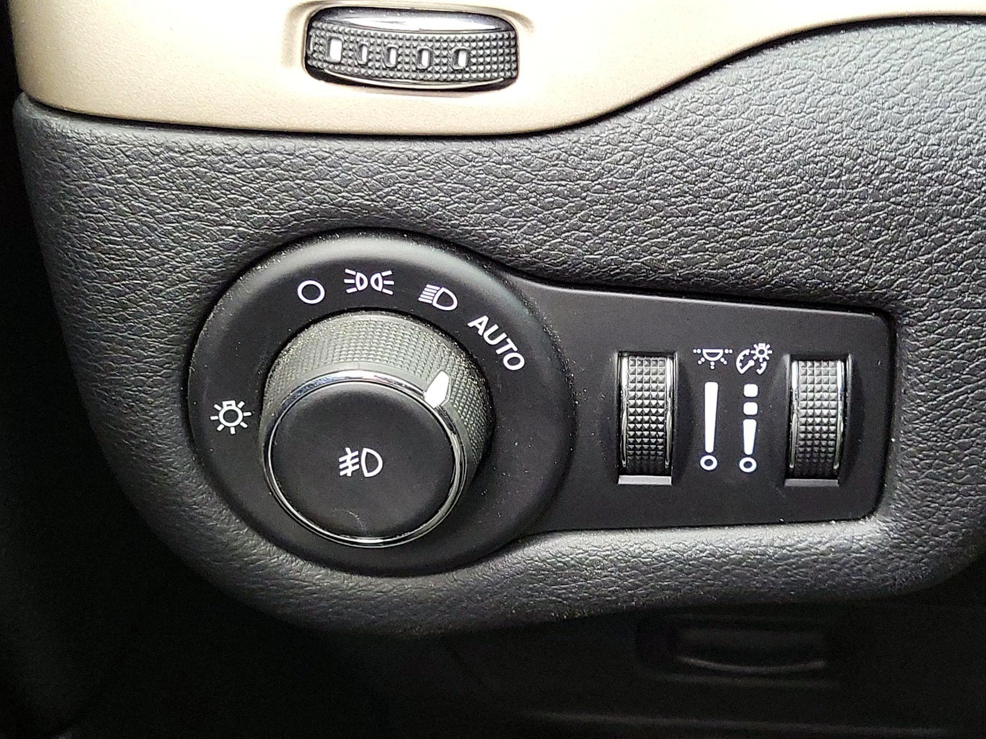 Thumbnail: 2016 Jeep Cherokee - 13